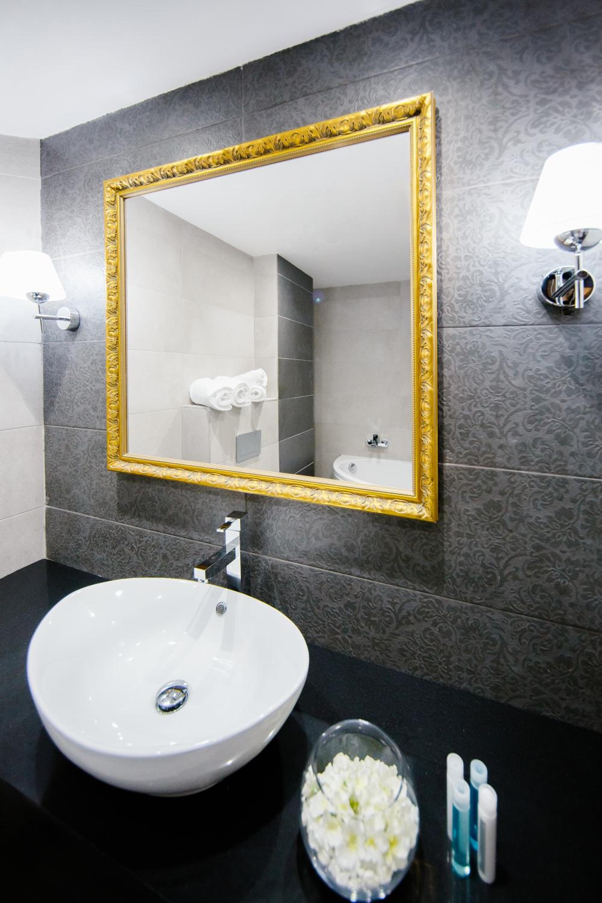 Deluxe Suite with Spa Bath