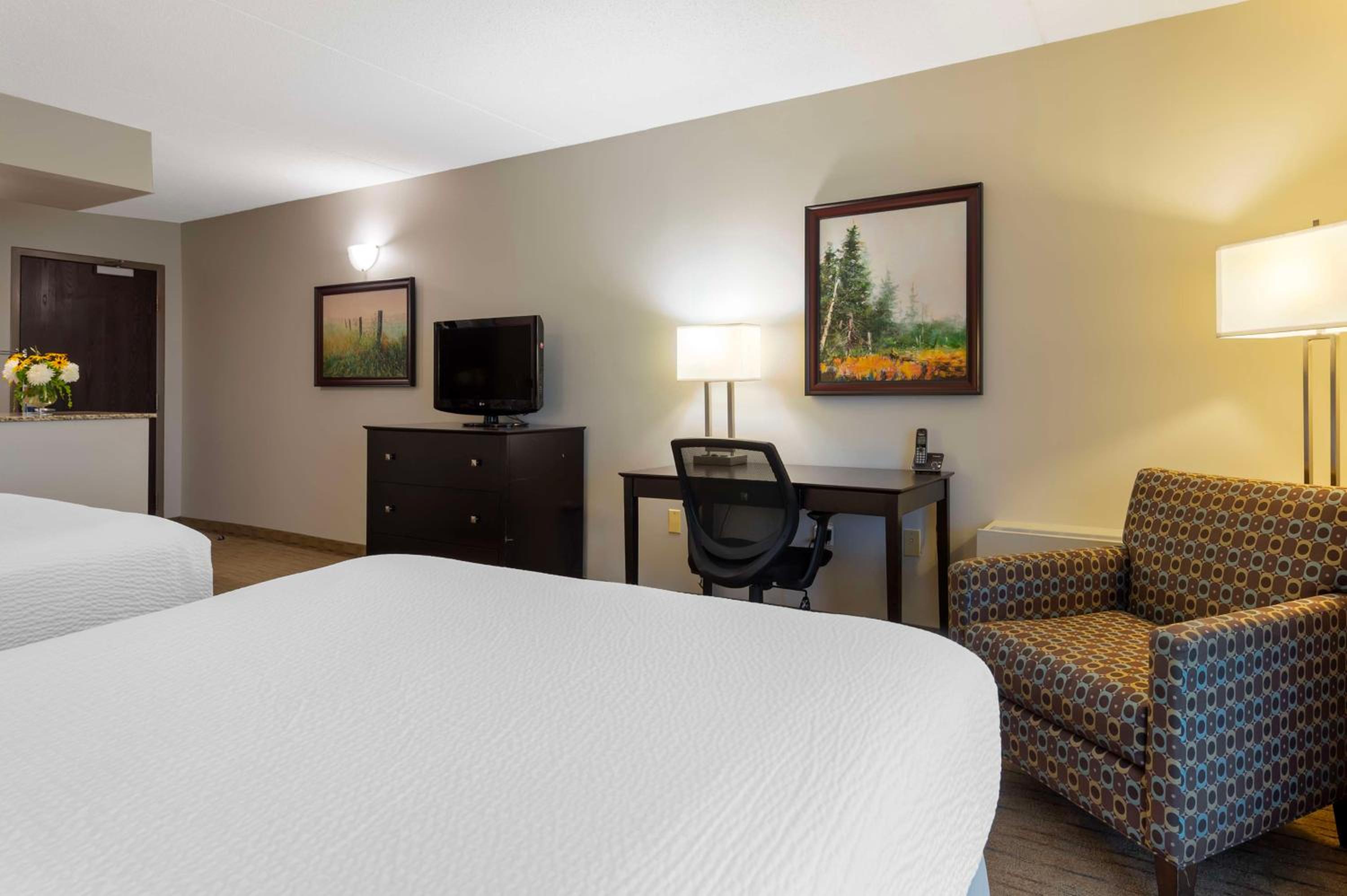 Queen Room with Two Queen Beds - Non-Smoking/Poolside