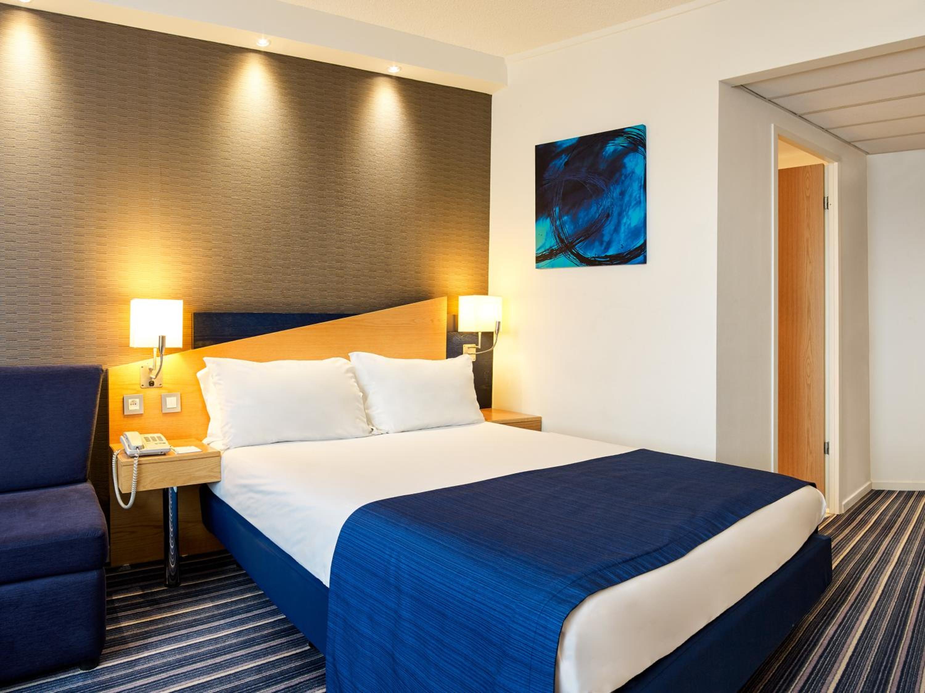 Standard Queen Room with Single Sofa Bed - Free Breakfast