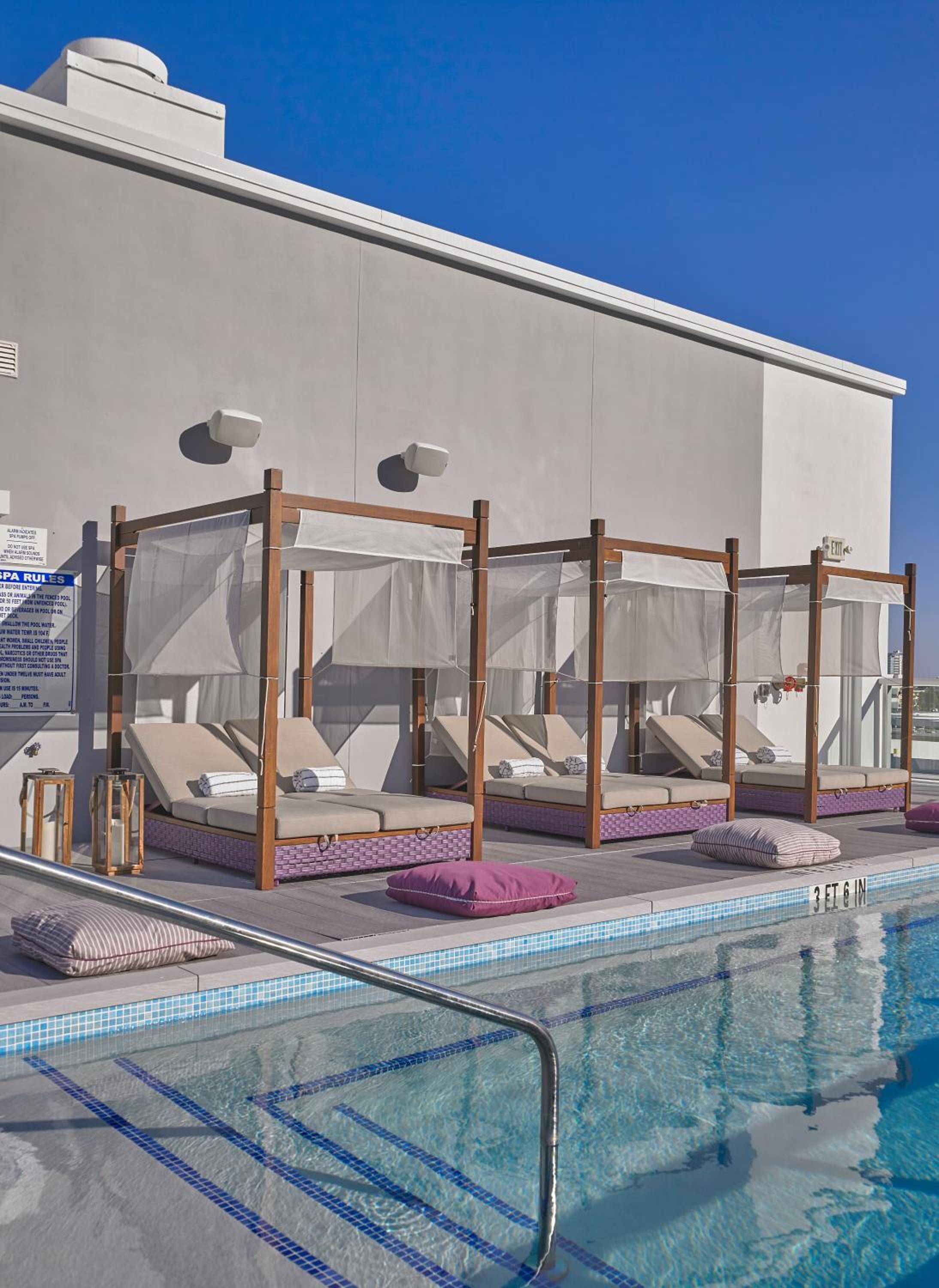 Corner 1 Bedrooms Suite - with Kitchenette and Standing Balcony