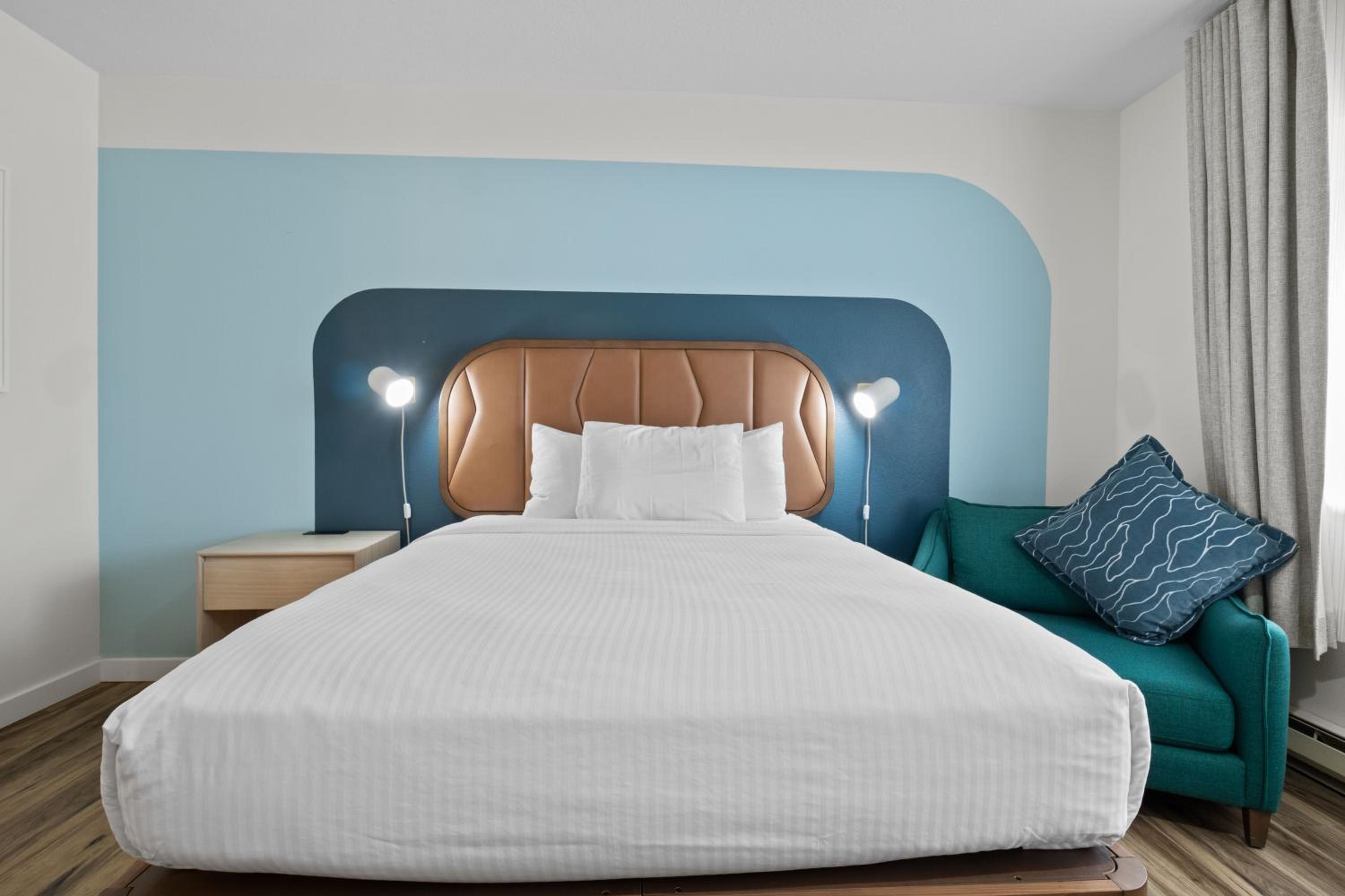 Queen Room with Hillside View