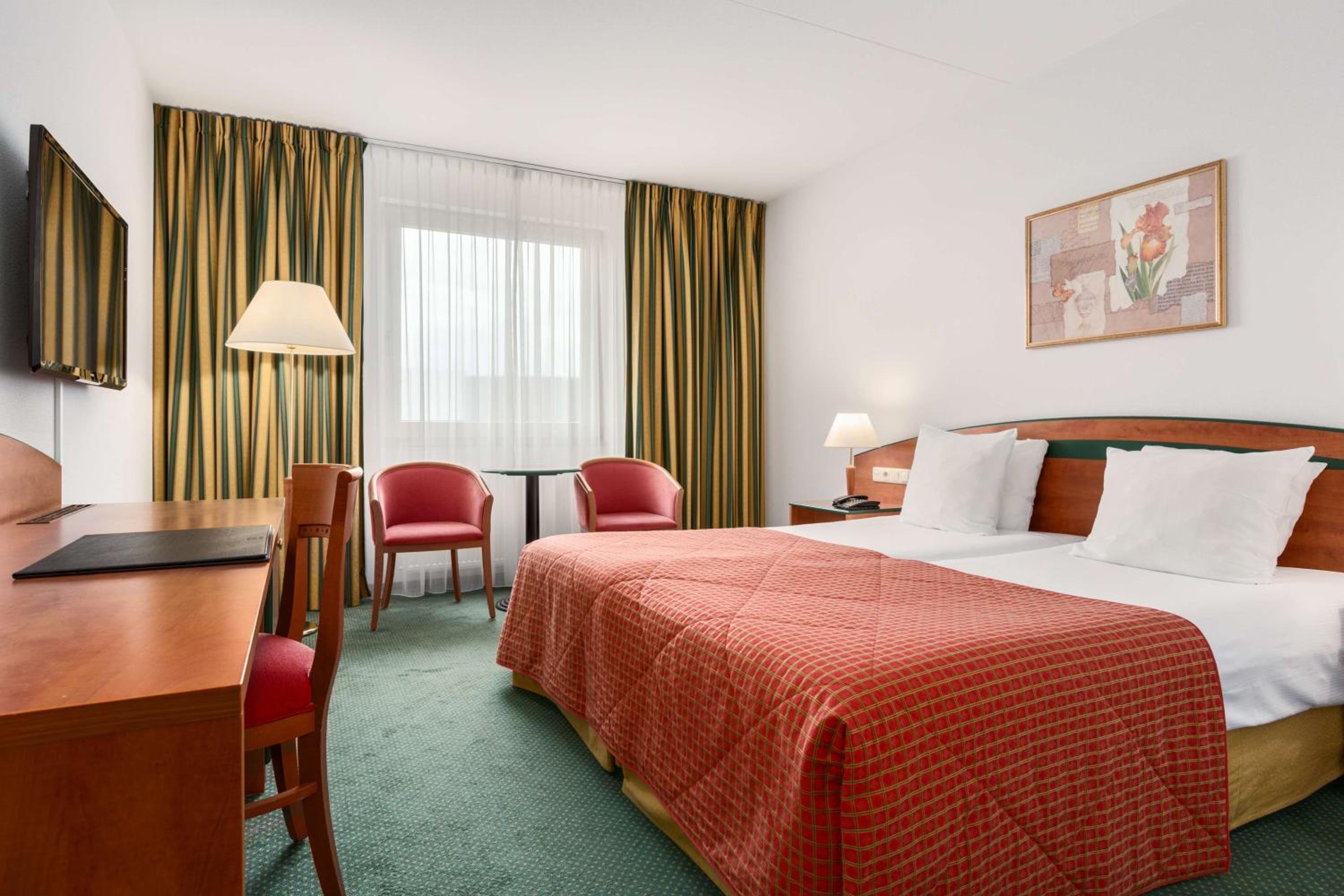 Family Connecting Room (2 Adults + 2 Children)
