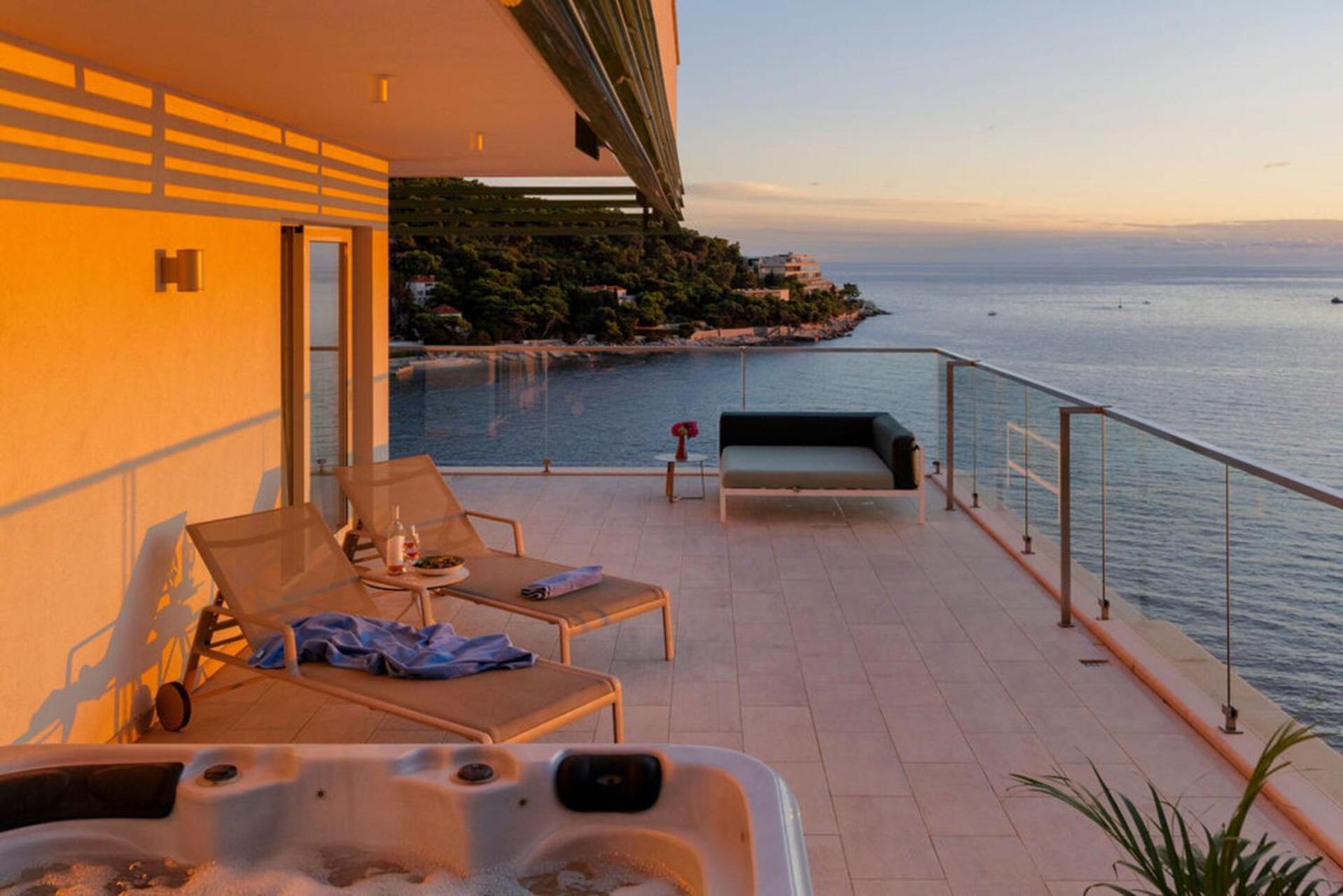 Deluxe Suite with Terrace and Sea View