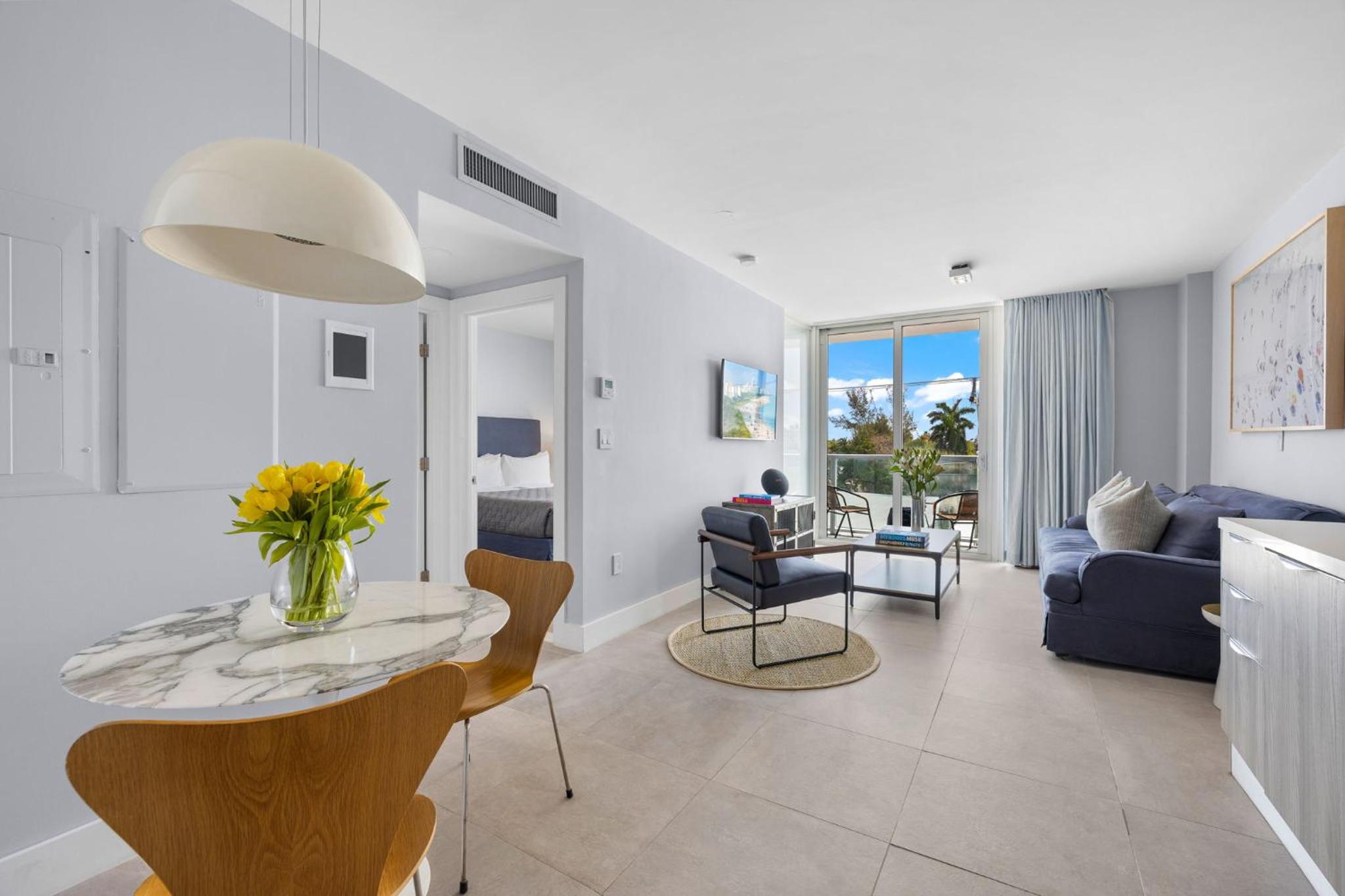 Signature King One Bedroom Suite - with Kitchenette and Balcony