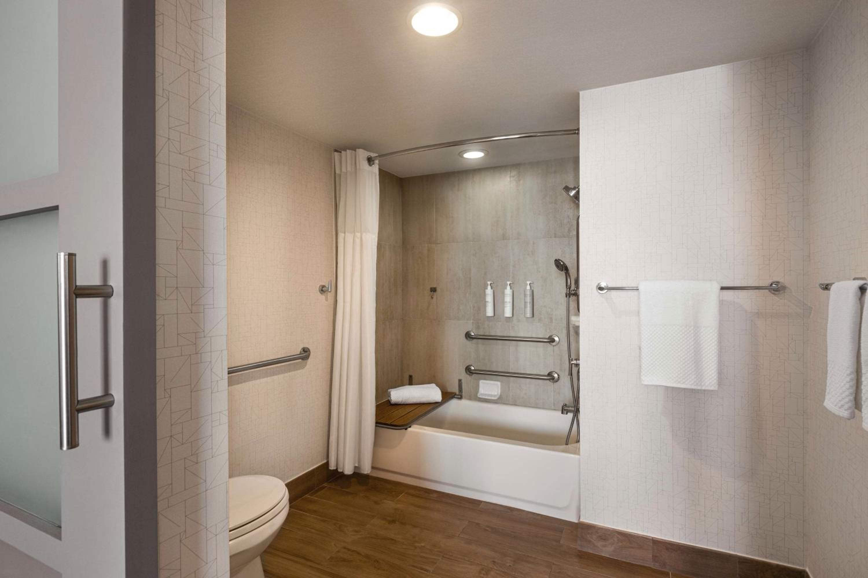 Suite, 1 King Bed, Accessible Bathtub
