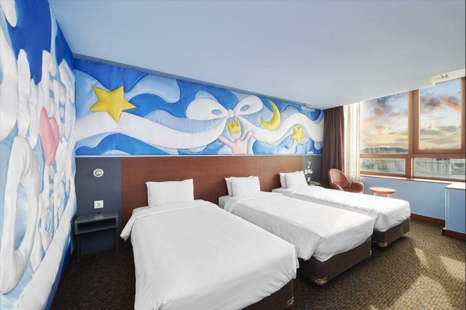 DIVE IN HAPPY HARIN ART STAY SEOUL / TRIPLE