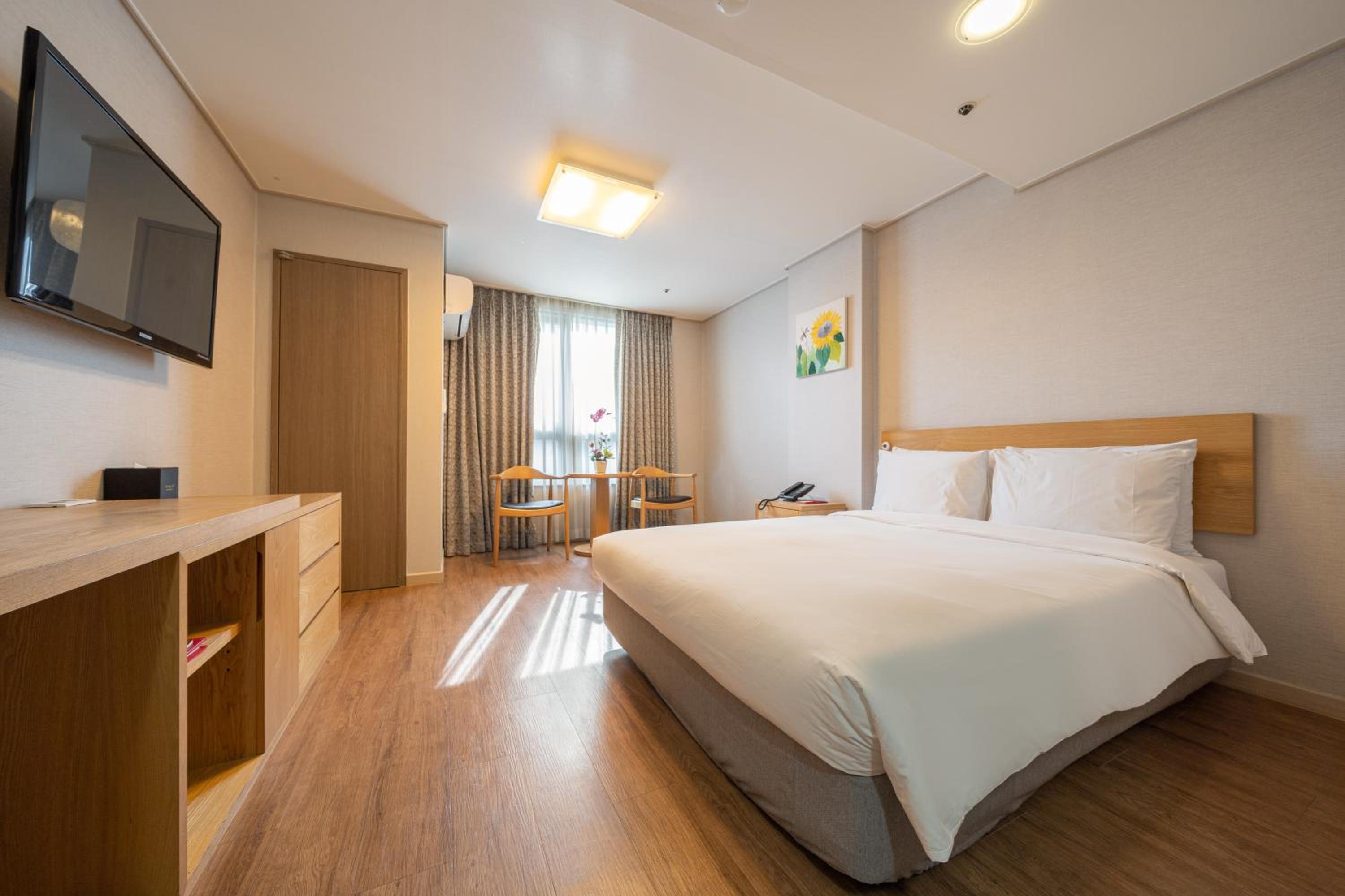 [Just Stay Pkg] Run Of House (Bed Type Is Randomly Assigned Upon Check-In And No Parking)