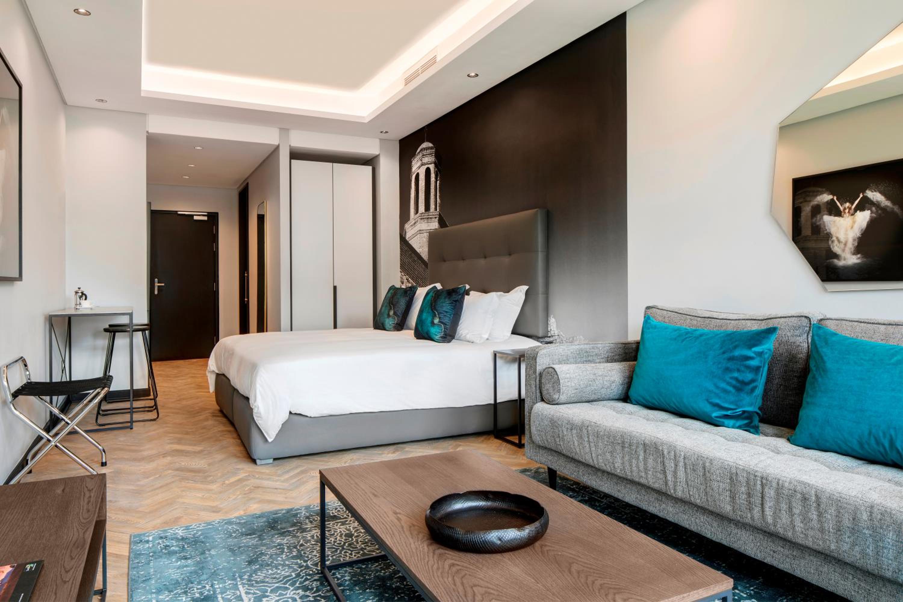 Deluxe Studio Apartment with Mountain View