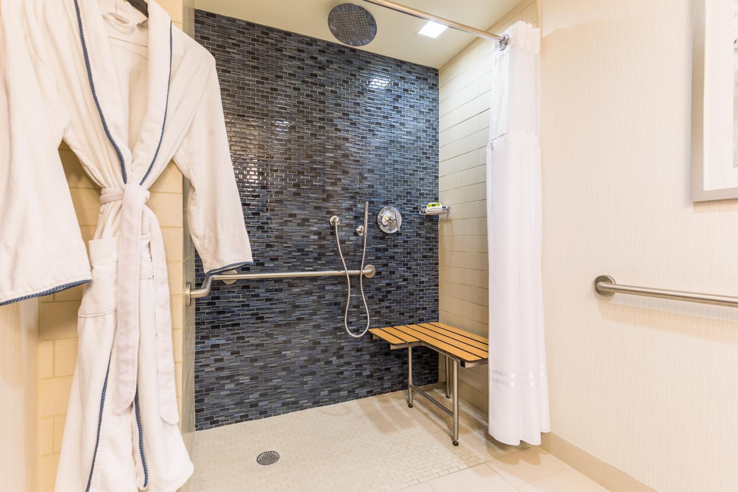 Classic Double Room with Two Double Beds and Tub - Mobility Access