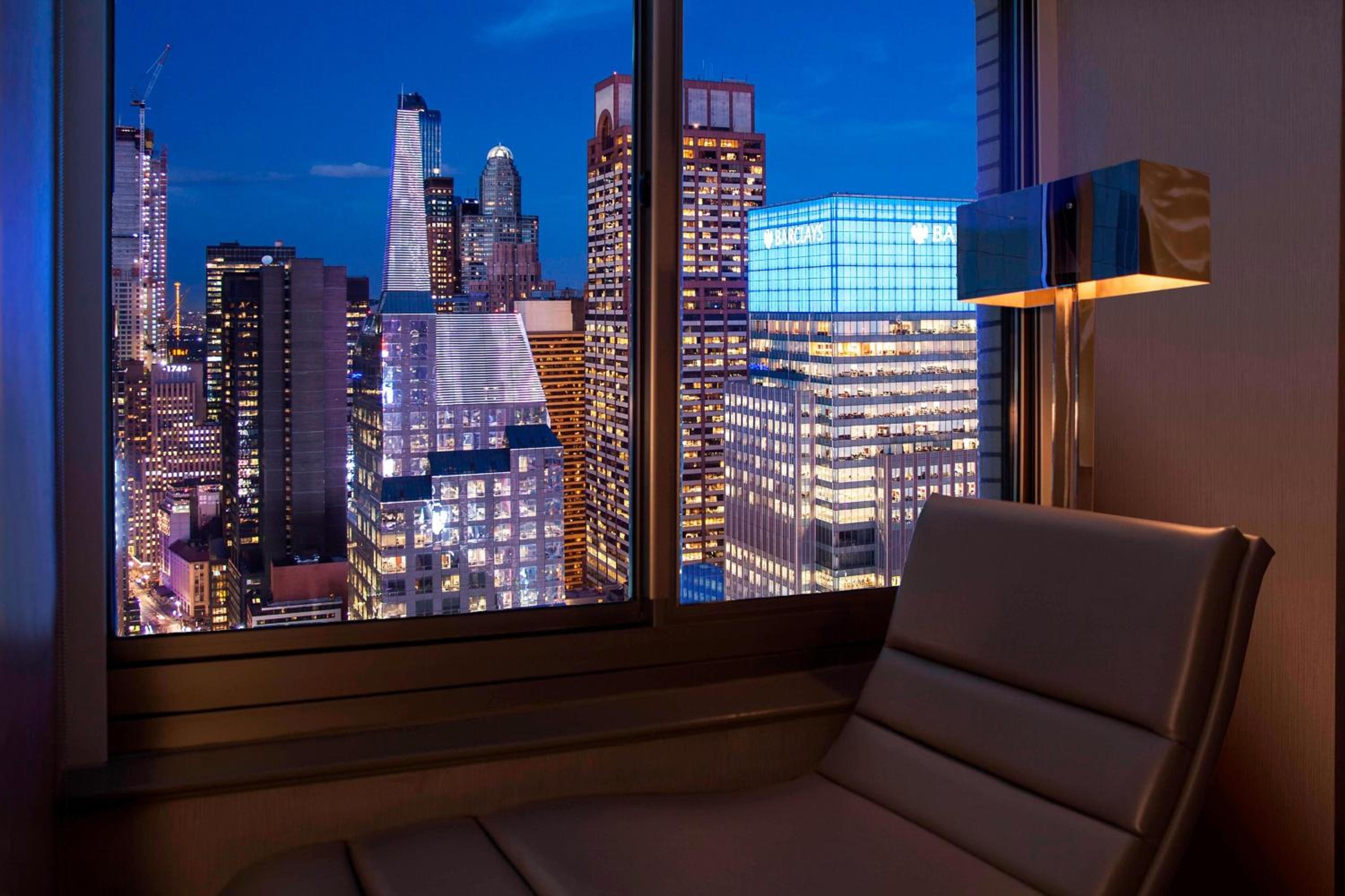 Cool Corner Room, 1 King, Hudson River view
