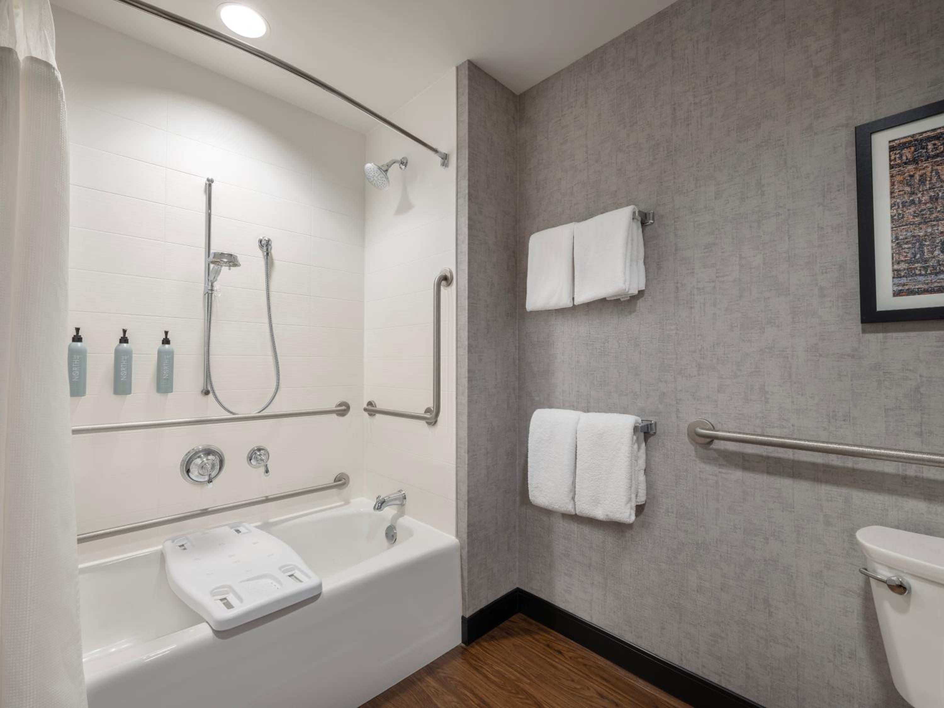 King Studio with Sofa Bed and Adapted Tub - Mobility Accessible