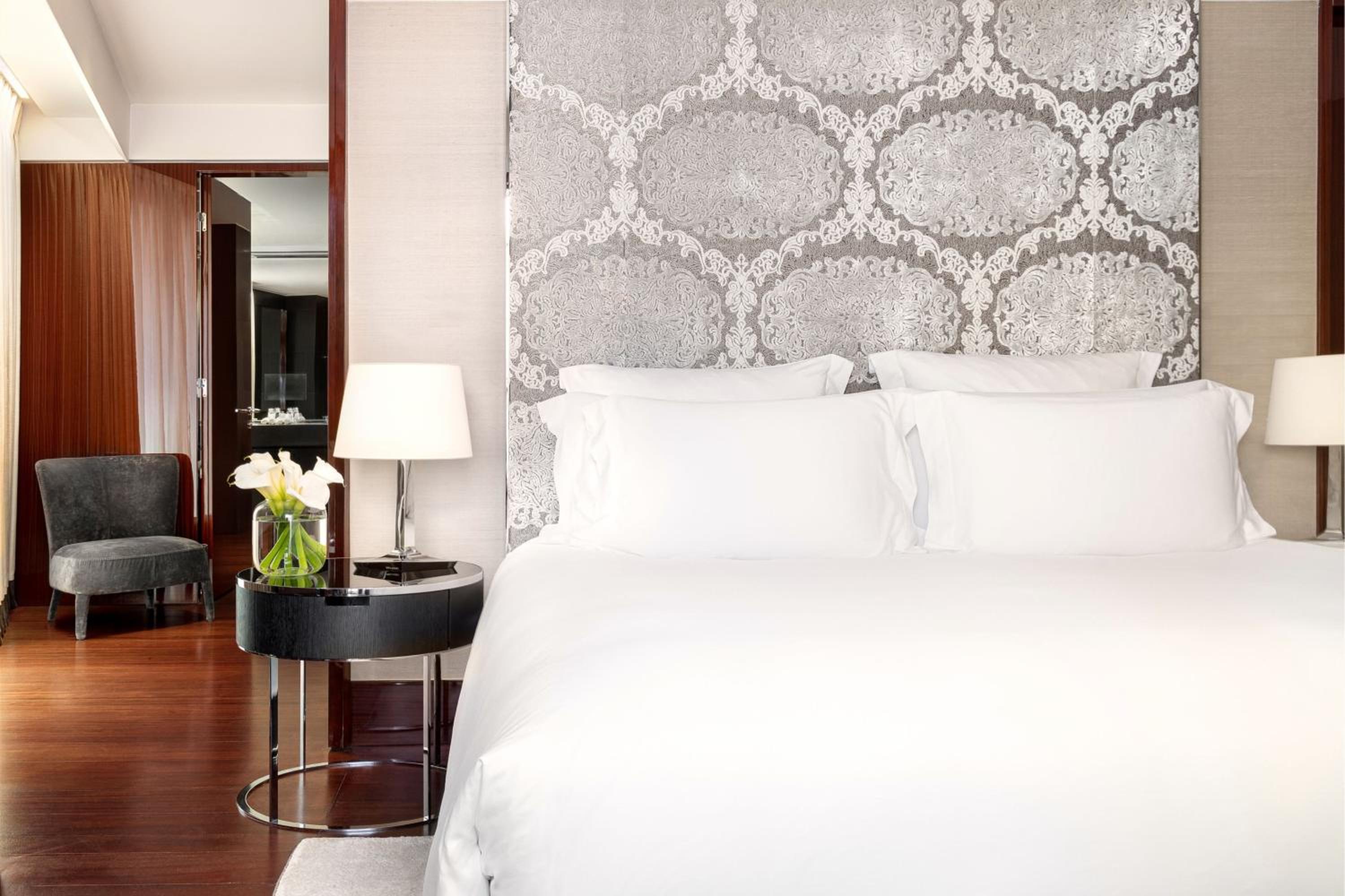One-Bedroom King Suite with Urban View