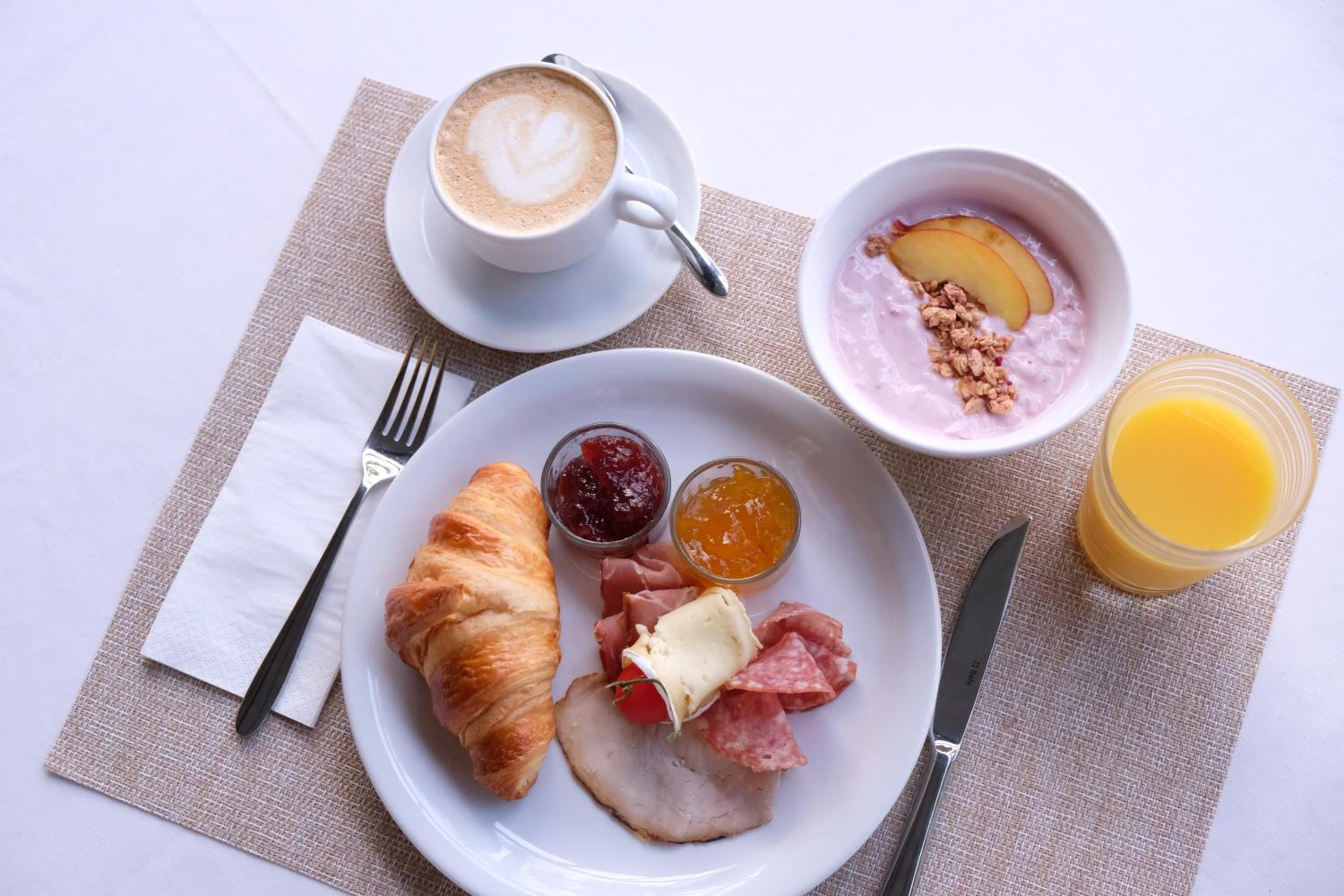 Deluxe Double Room with Balcony and Lake View