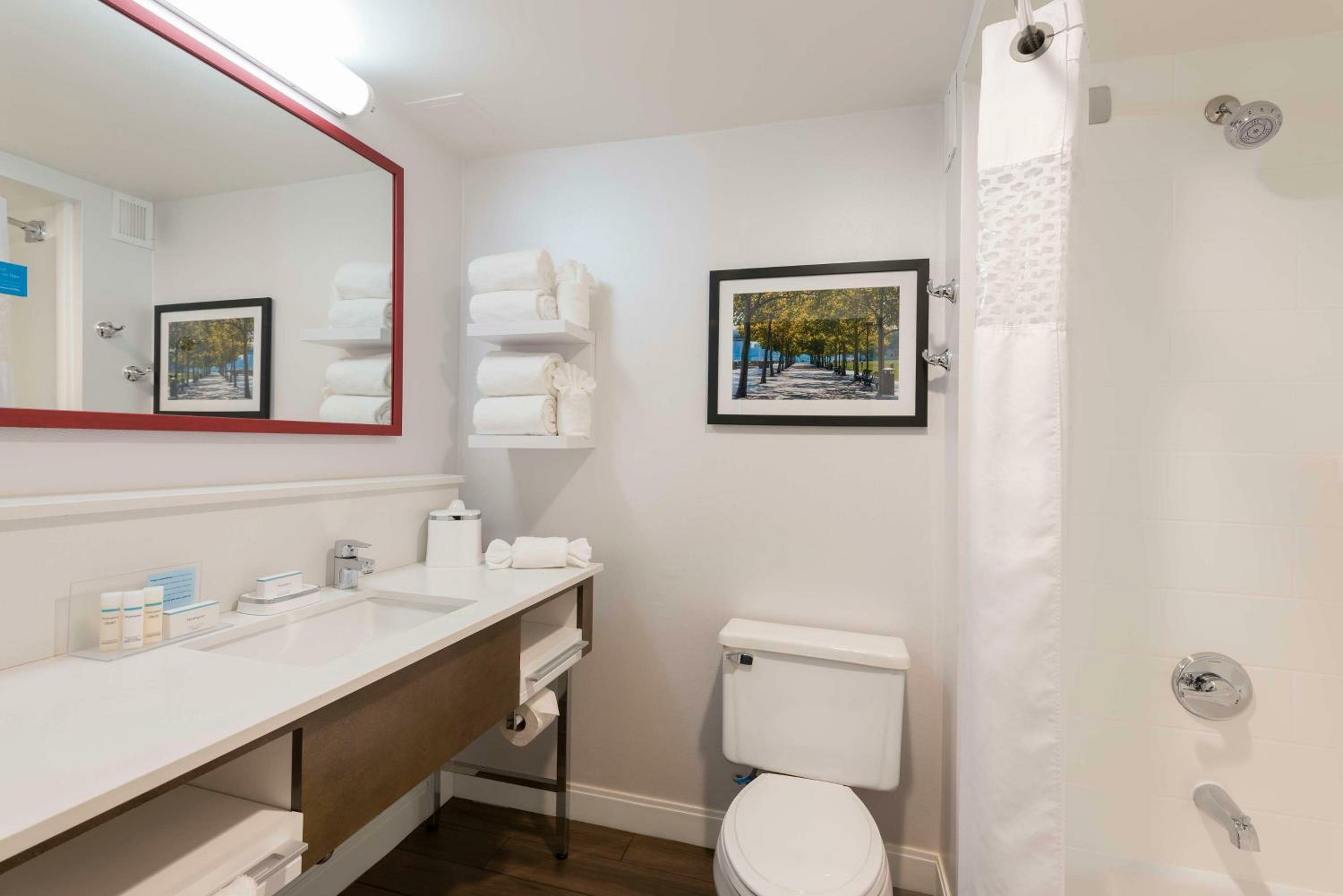 King Room - Hearing Accessible//Non-Smoking