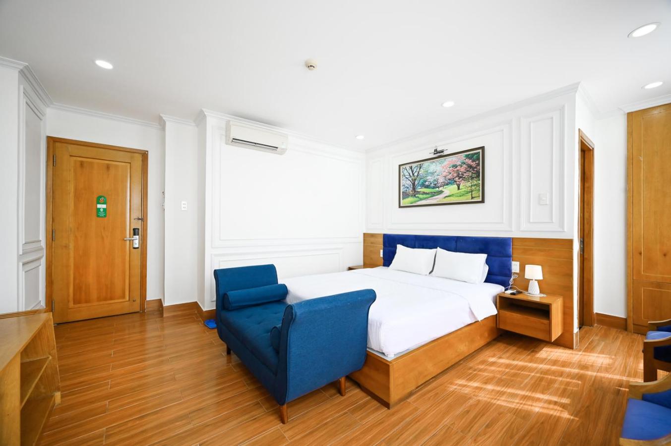 Suite with City View and Bathtub