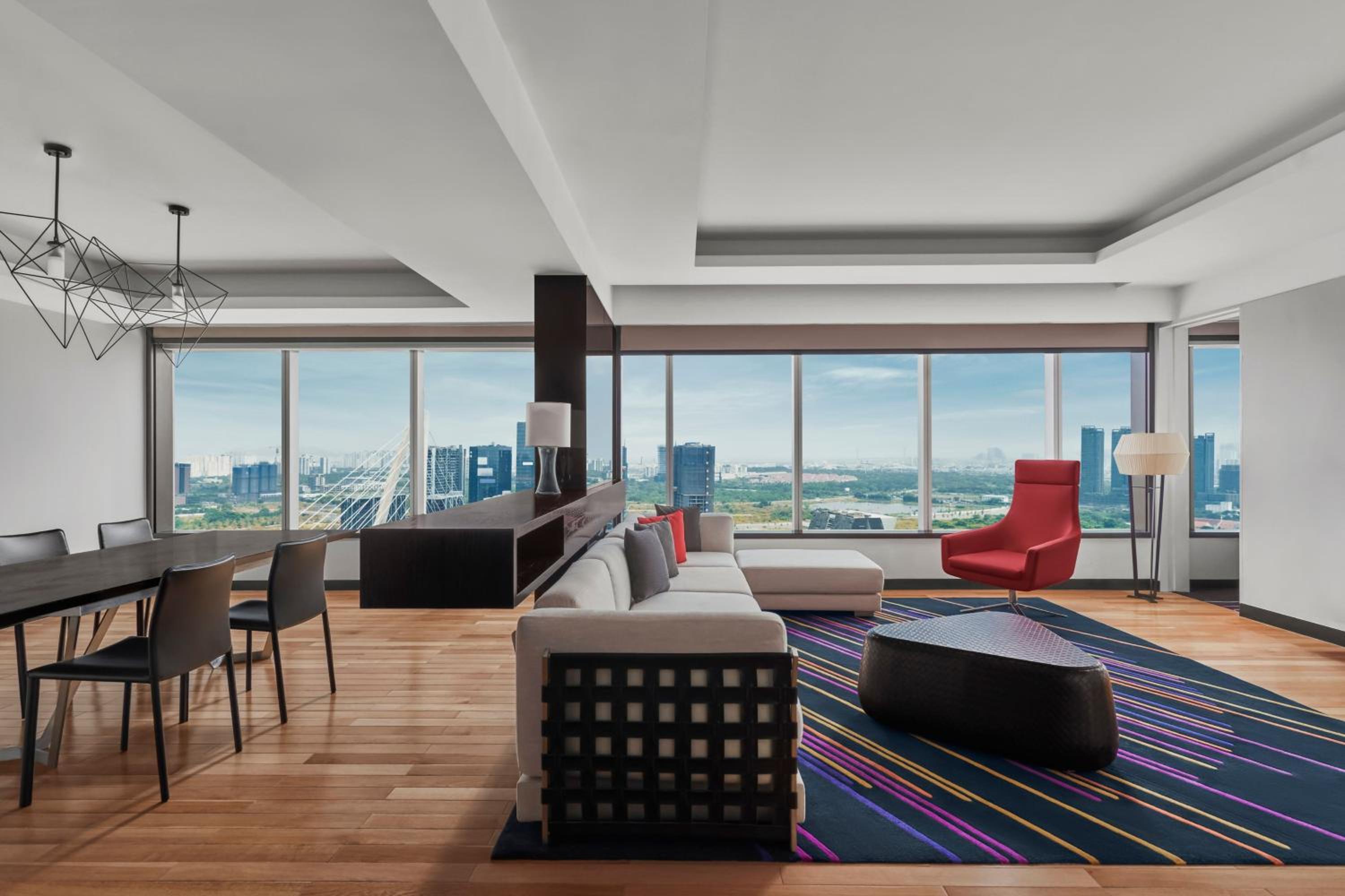 One bedroom Connecting Apartment, Concierge lounge access, 1 King