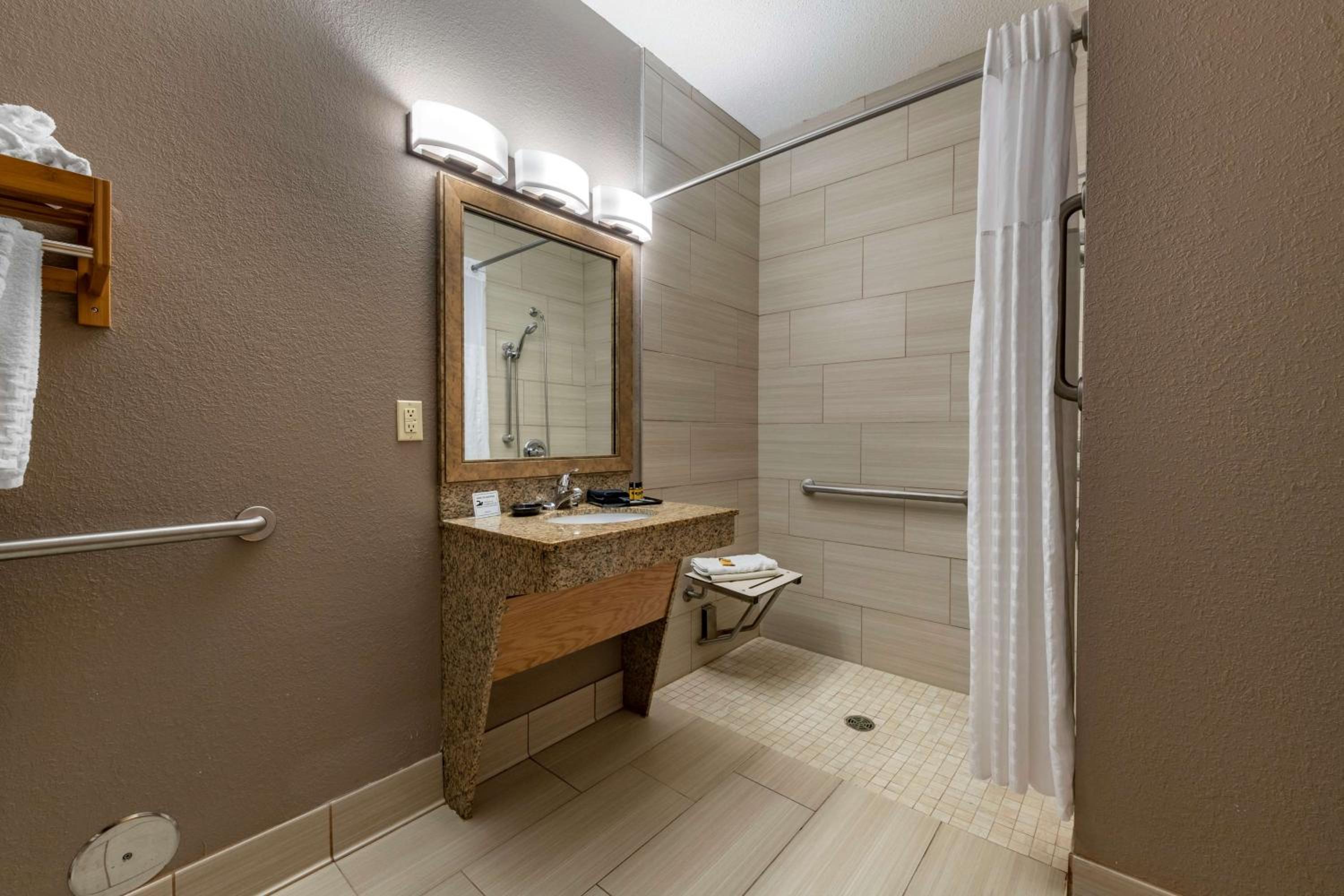 Queen Room with Roll-In Shower - Disability Access