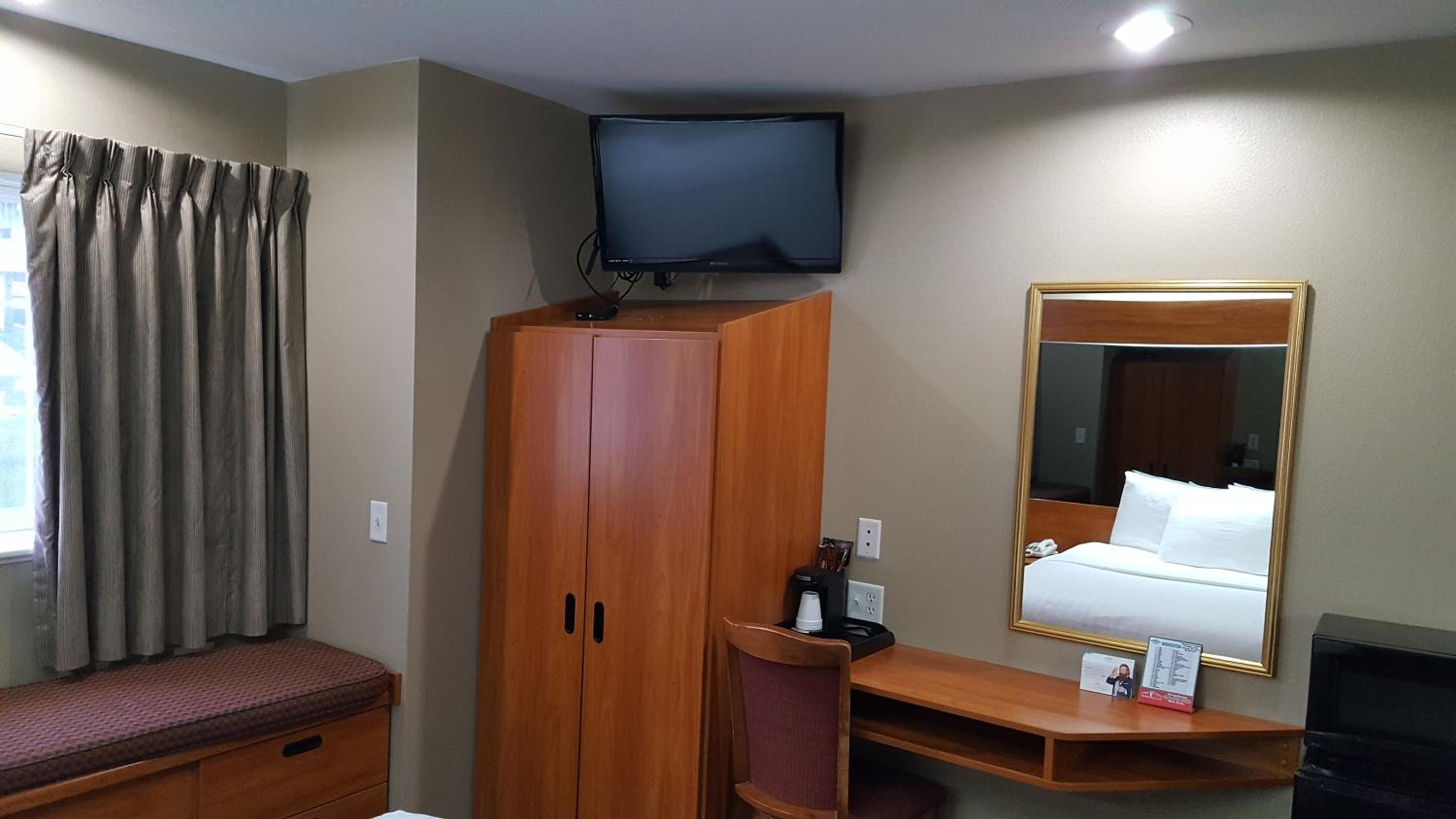 Queen Room - Disability Access/Non-Smoking