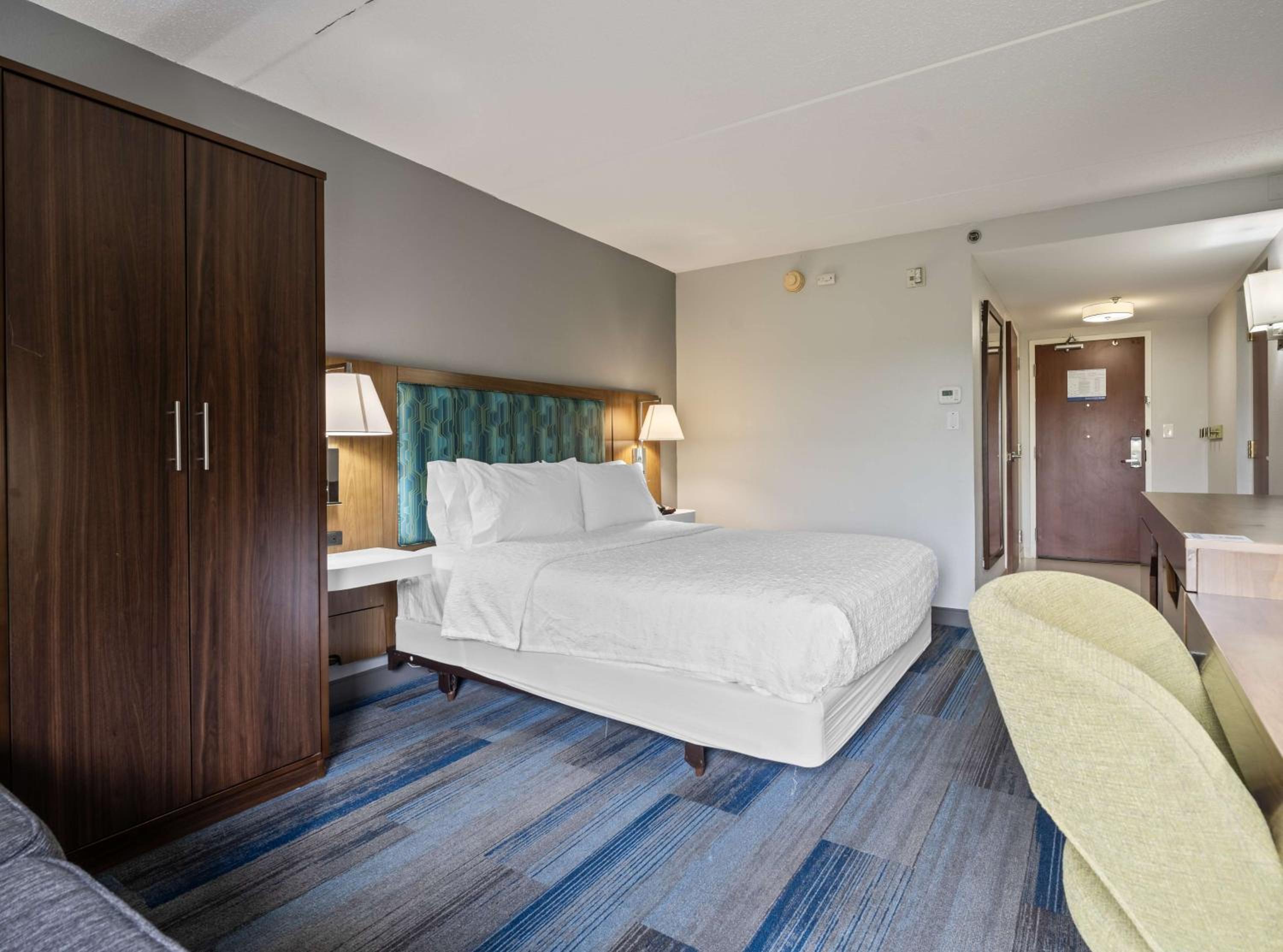 King Room with King Bed - Non-Smoking