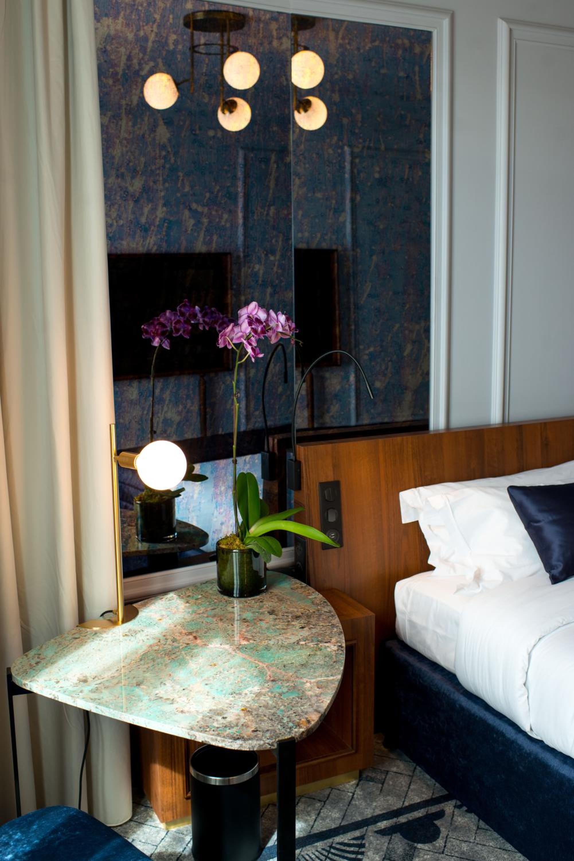 Alcove Room with Two Single Beds