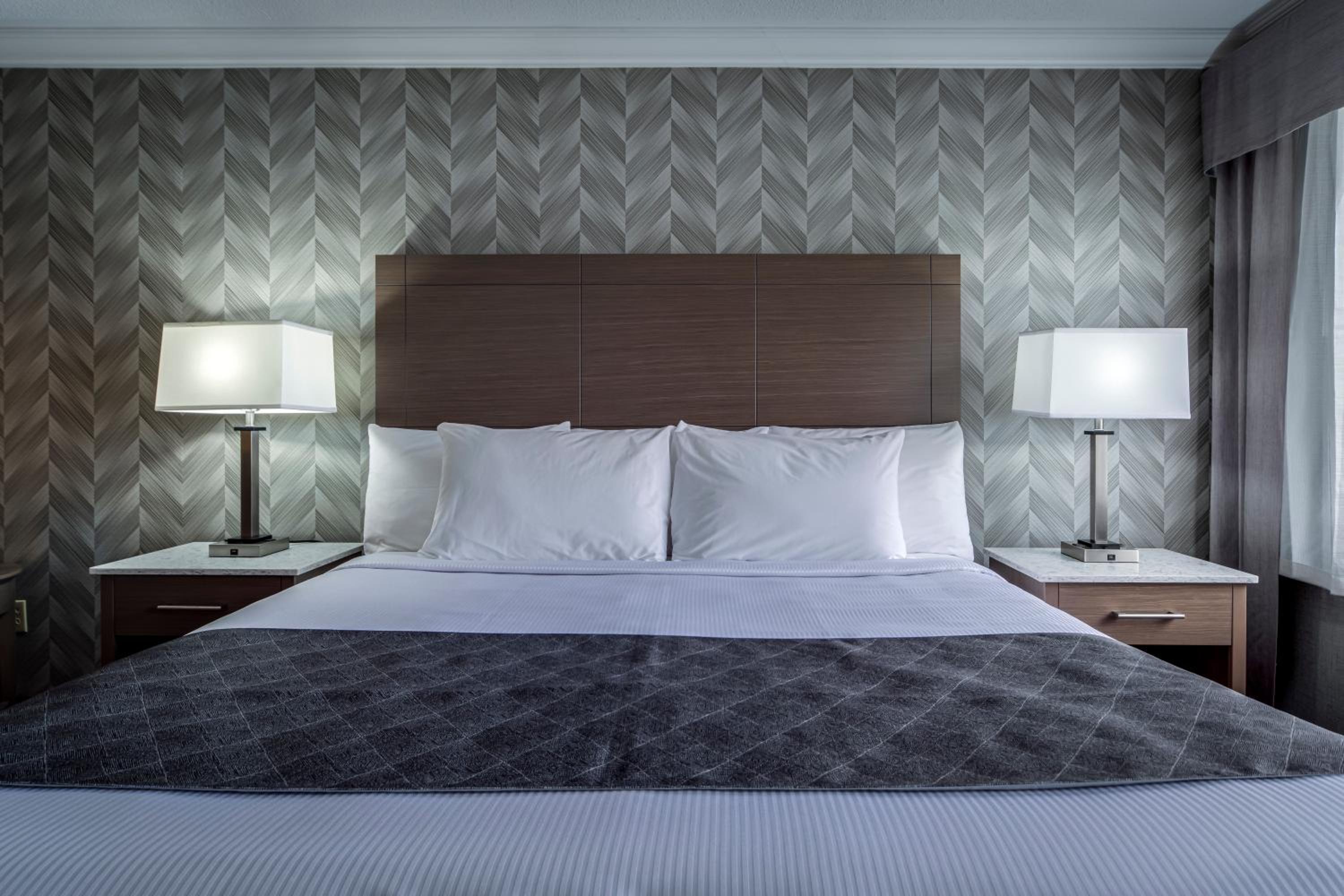 Luxury King Suite with Jetted Tub