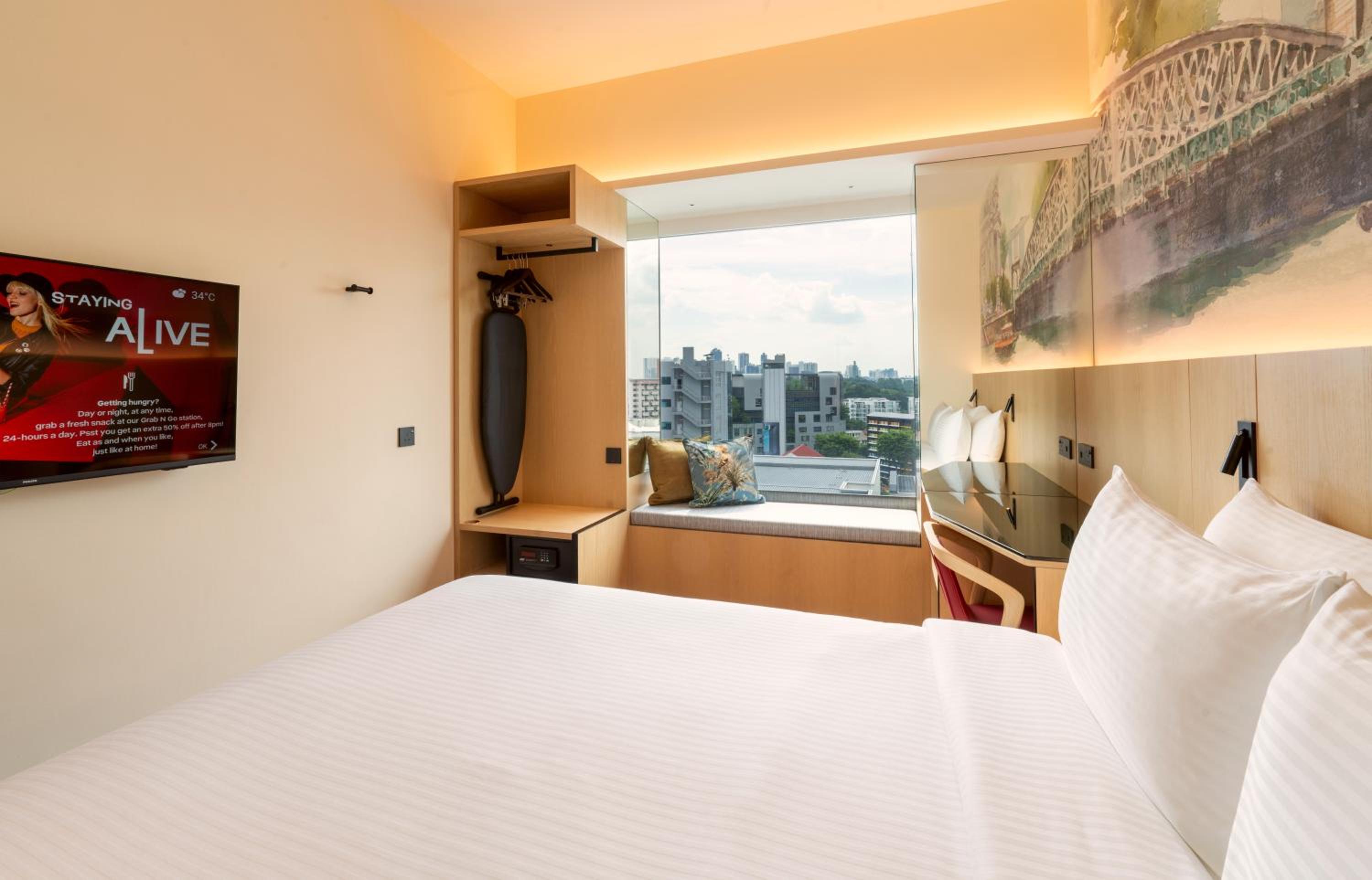 Deluxe King Room, 1 King Bed, High Floor, Free Mini-bar