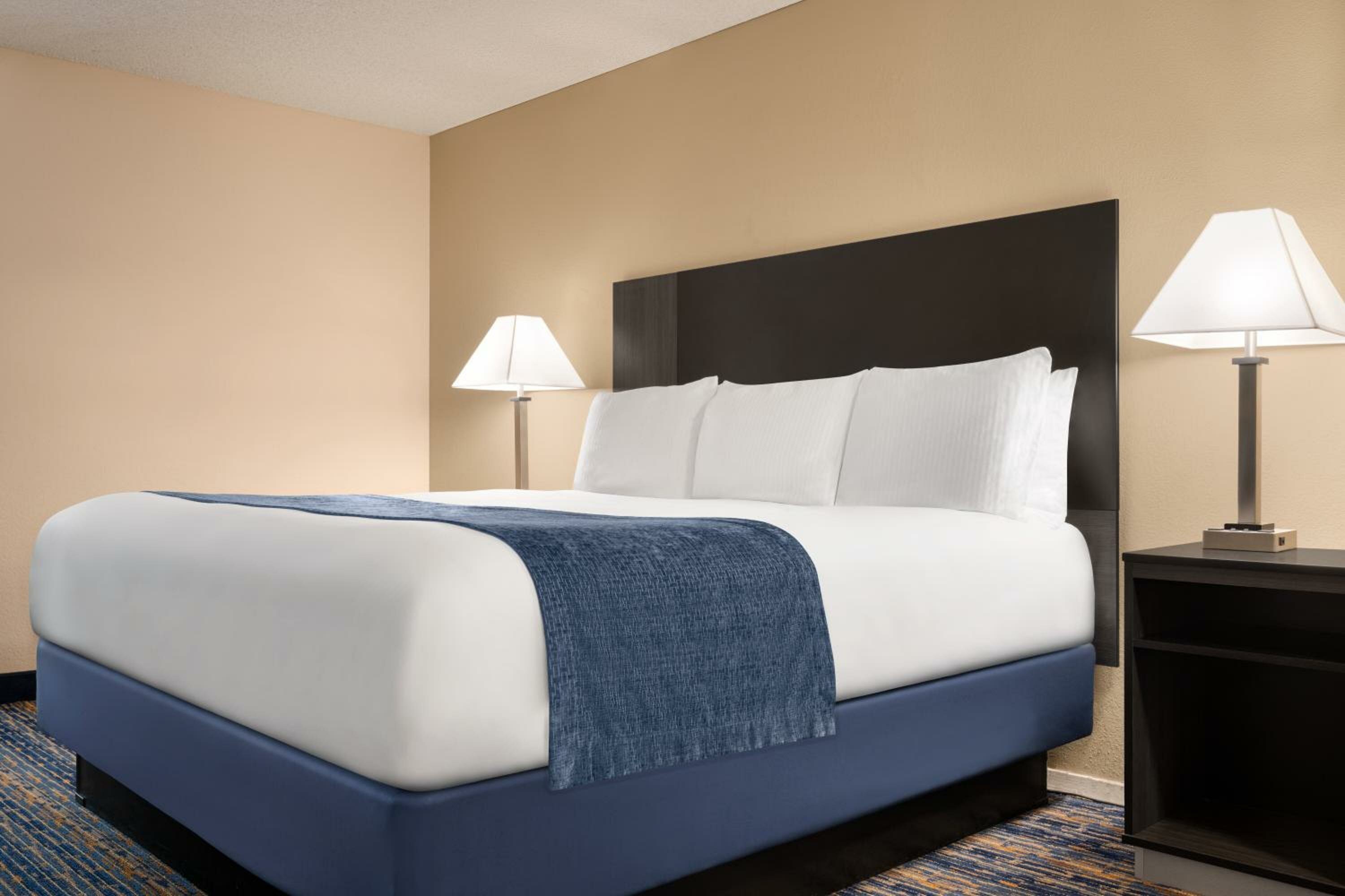 Queen Room with Mobility/Hearing Access - Non-Smoking