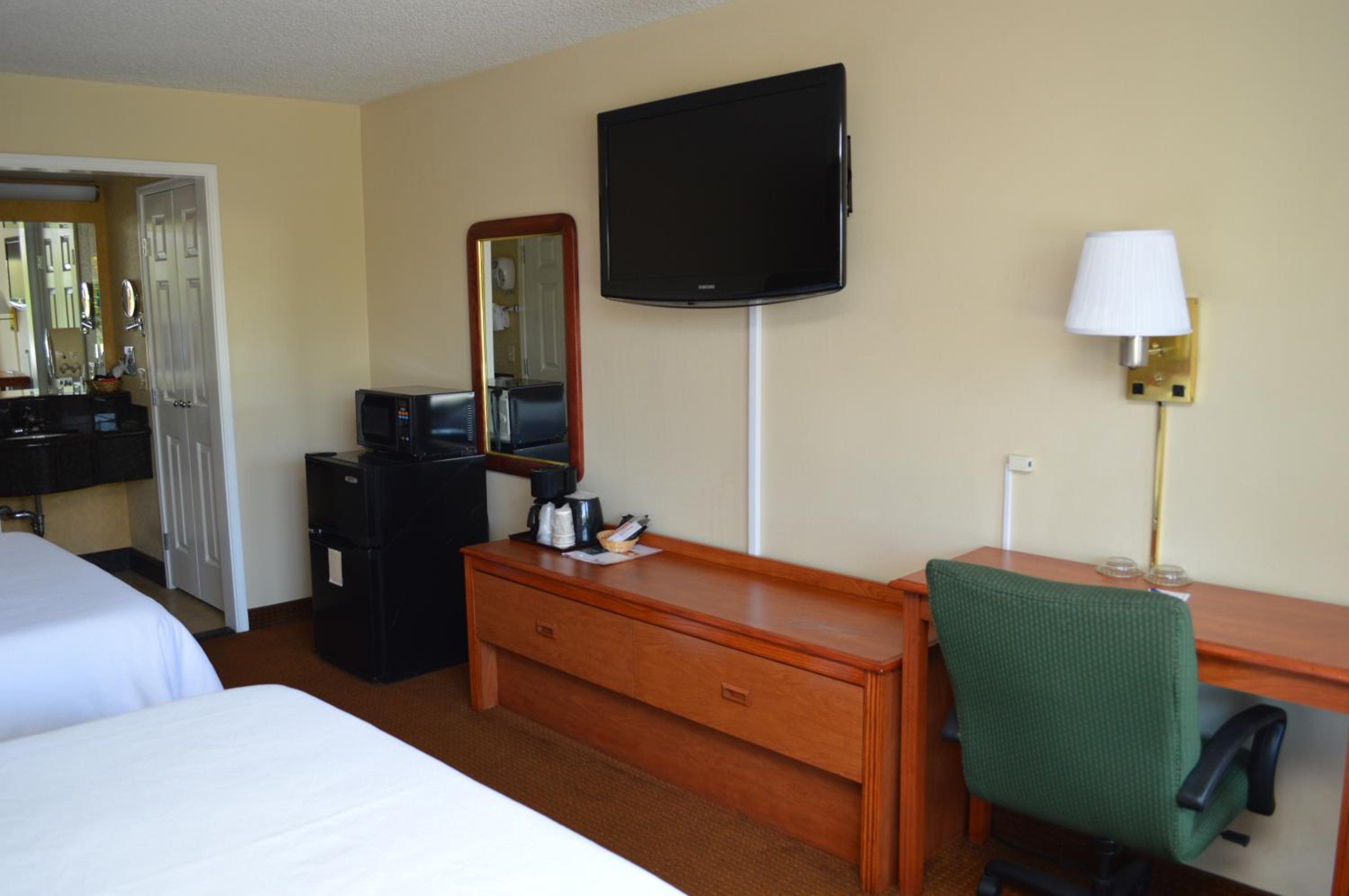 Queen Room with Two Queen Beds - Smoking