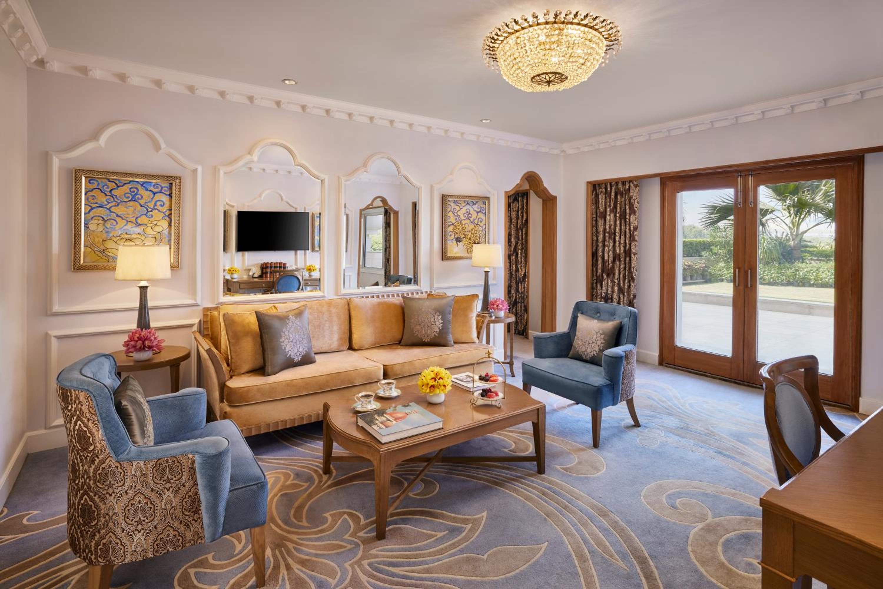 Garden Luxury Suite King Bed Pool View