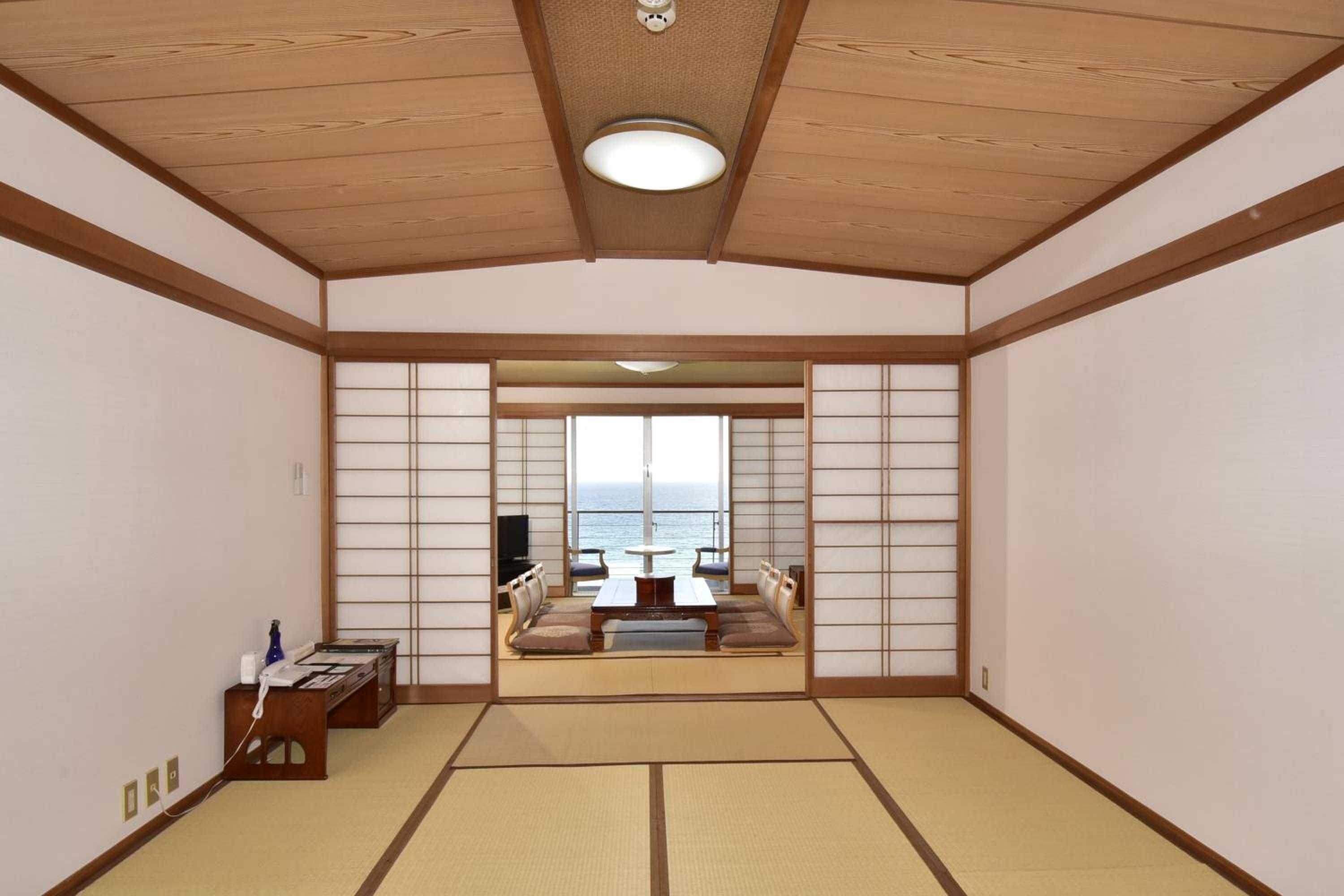 Japanese-Style Room (6 Guests)