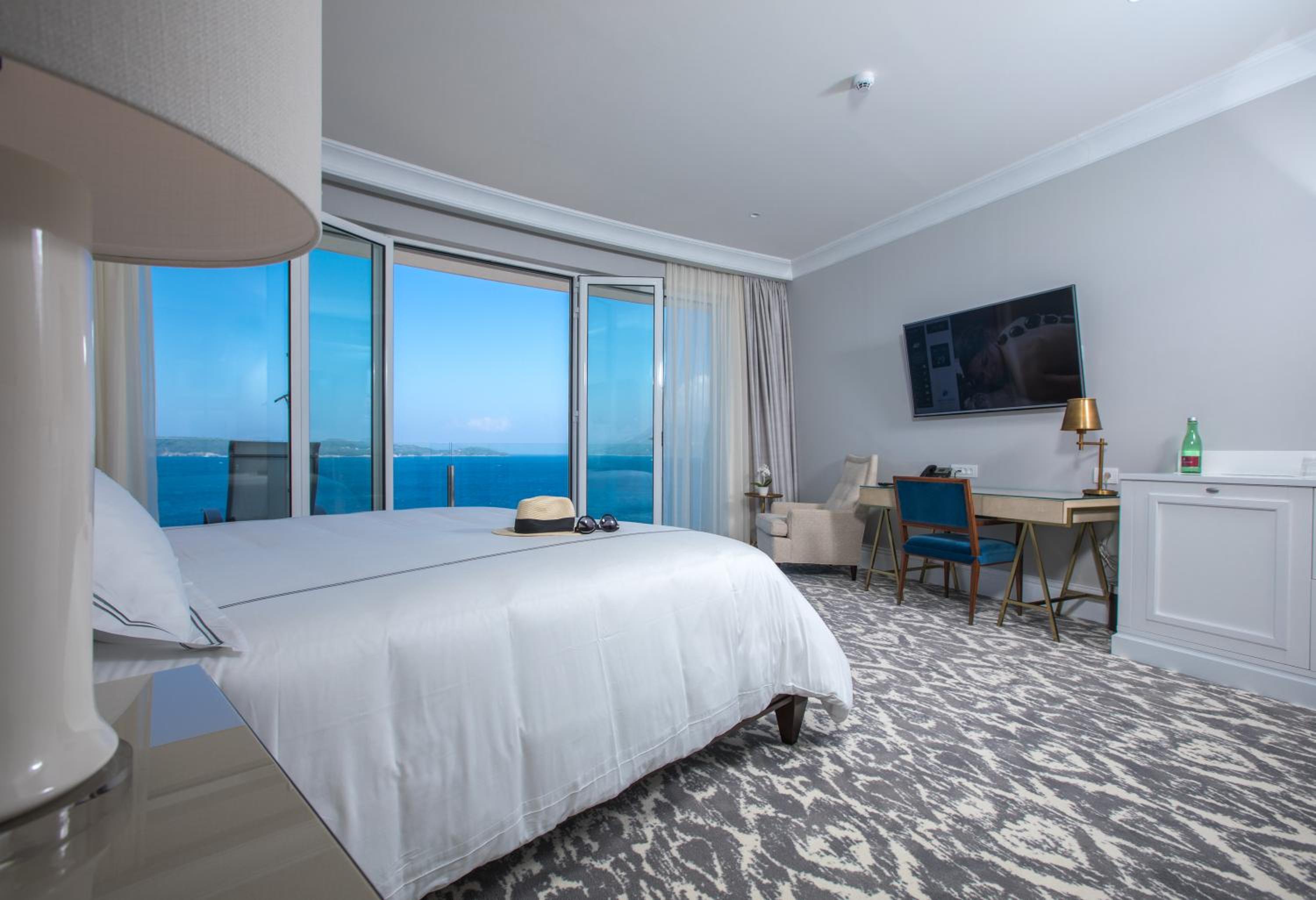 Deluxe King Room with Balcony and Sea View
