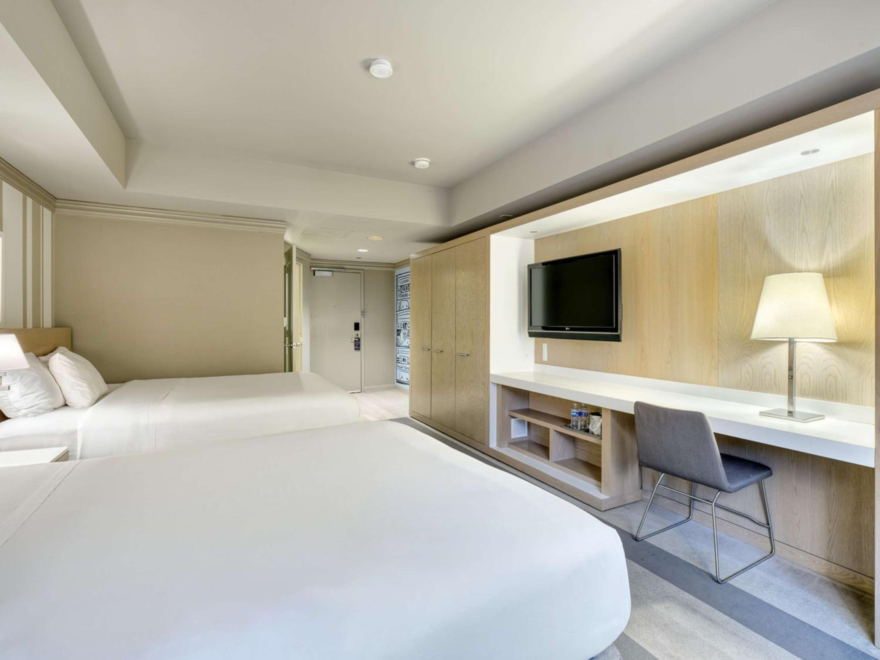 Mobility Accessible Deluxe King with Roll-In Shower