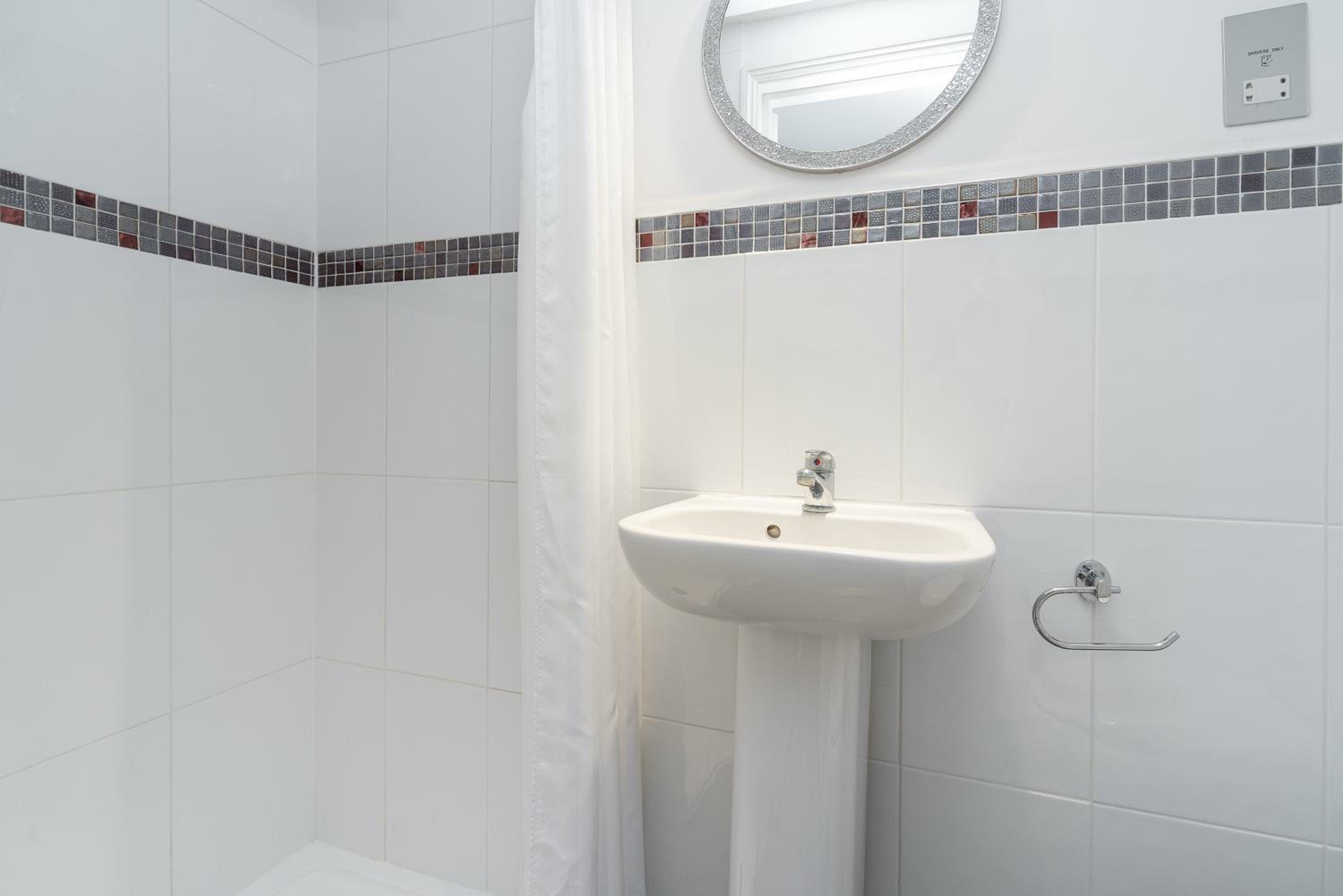 Small Double Room sleeps 1 or 2 - Top Floor