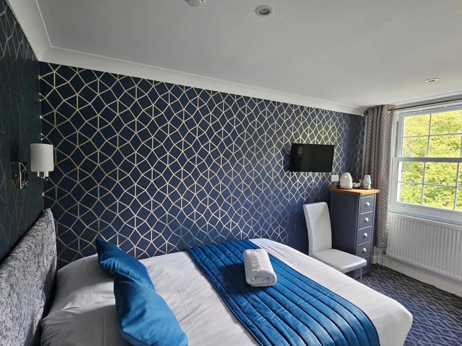 Small Double Room sleeps 1 or 2 - Top Floor