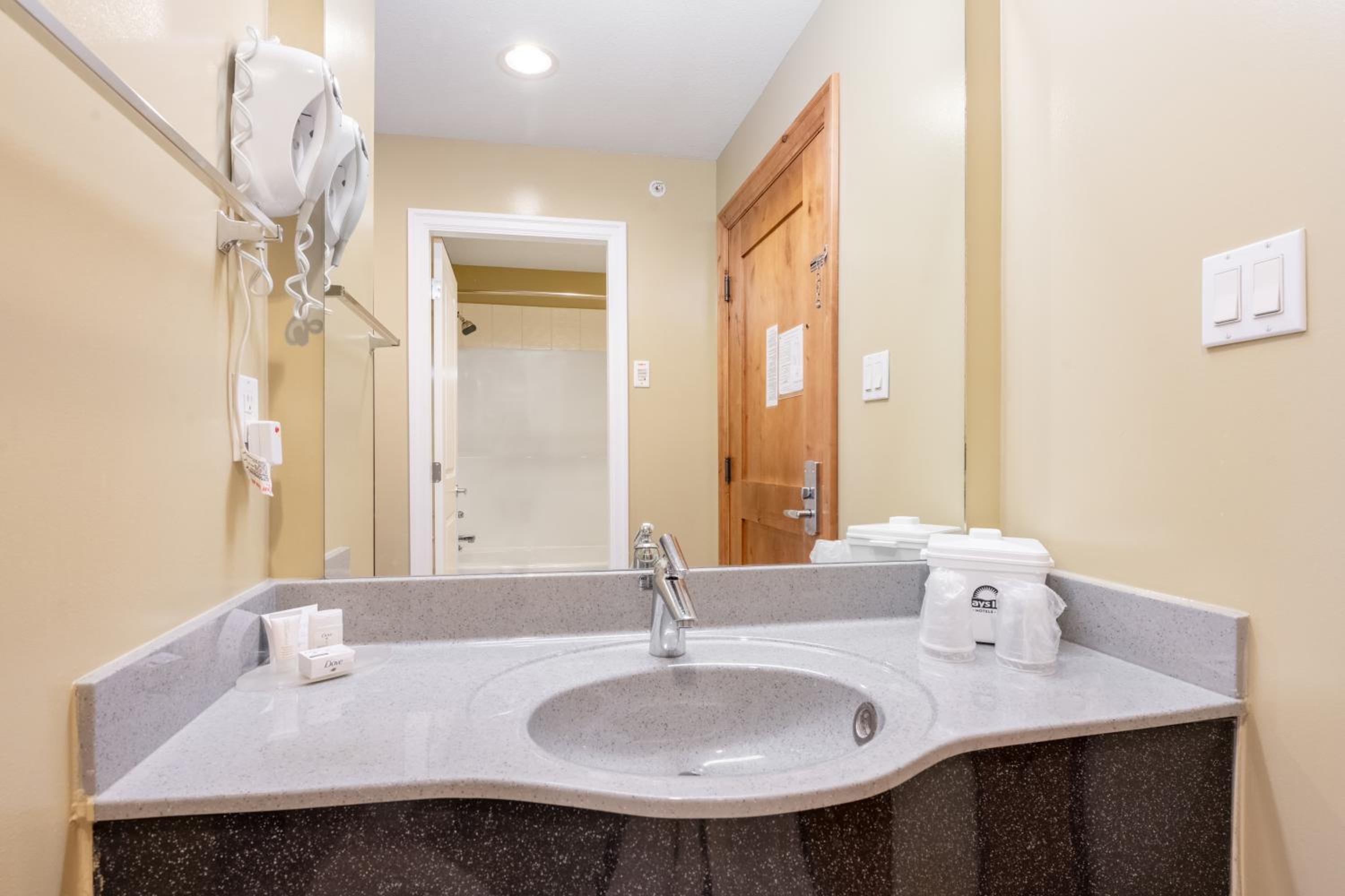 Queen Room - Non-Smoking