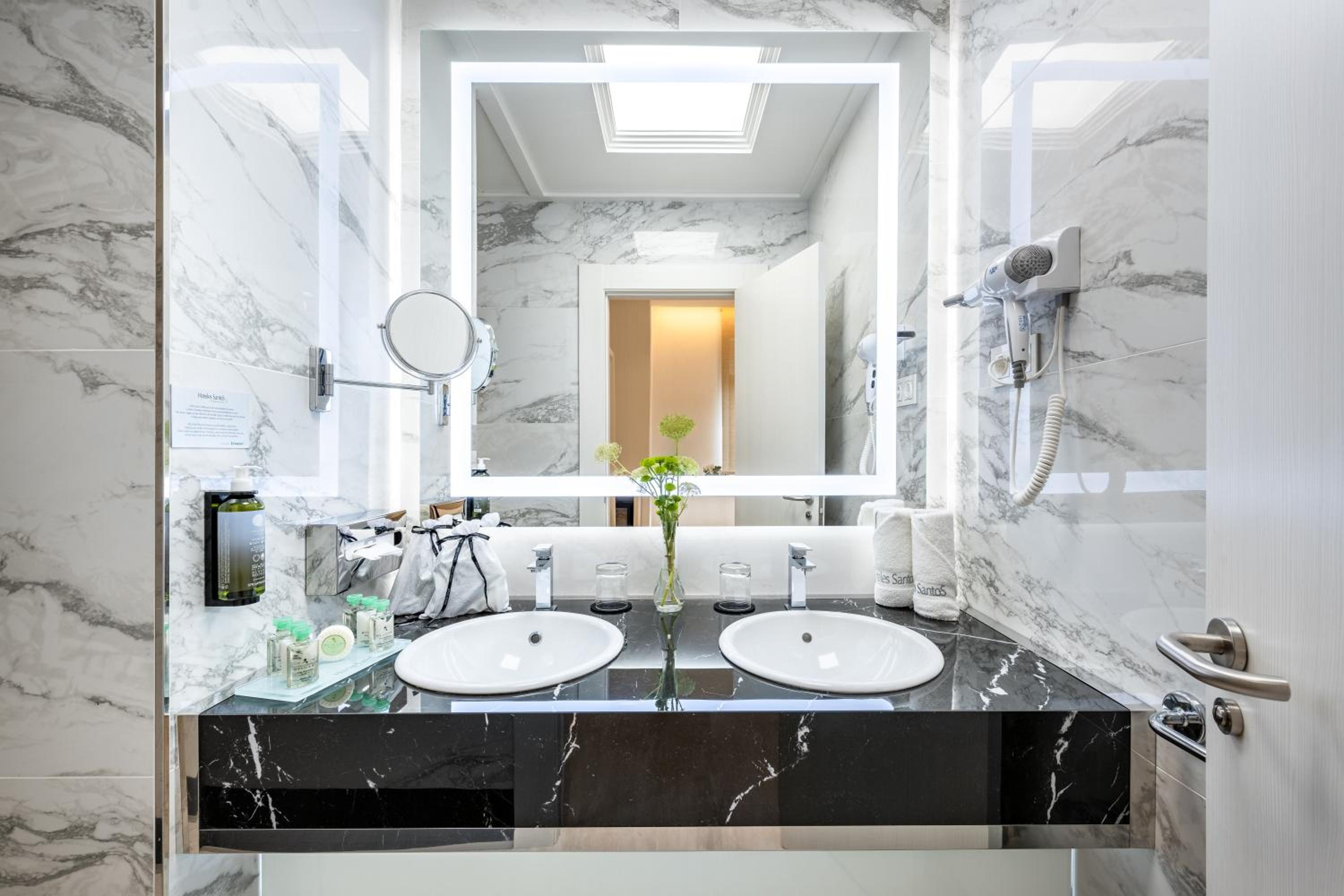 Family Room (2 Adults + 2 Children)