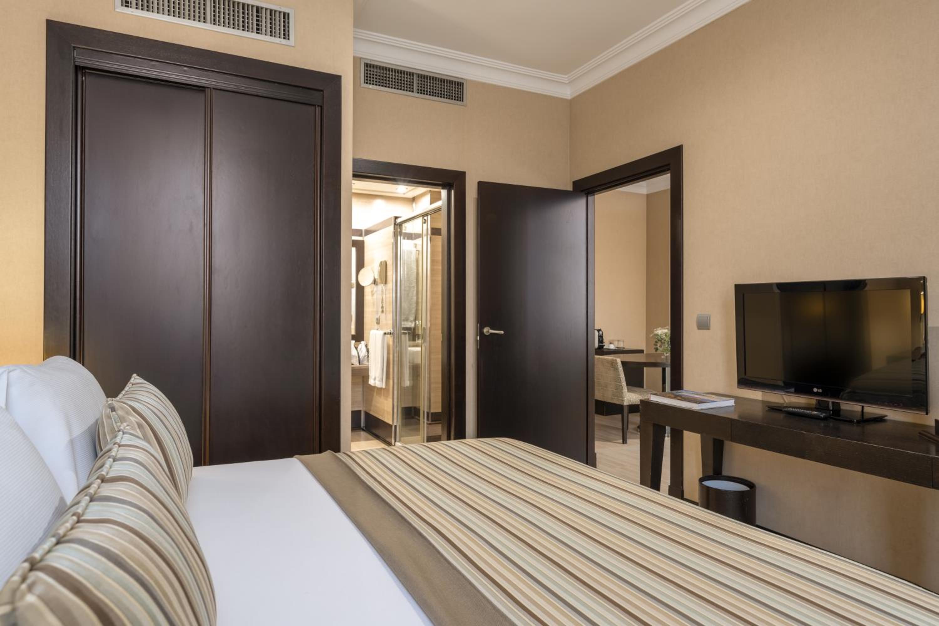 Family Room (2 Adults + 2 Children)