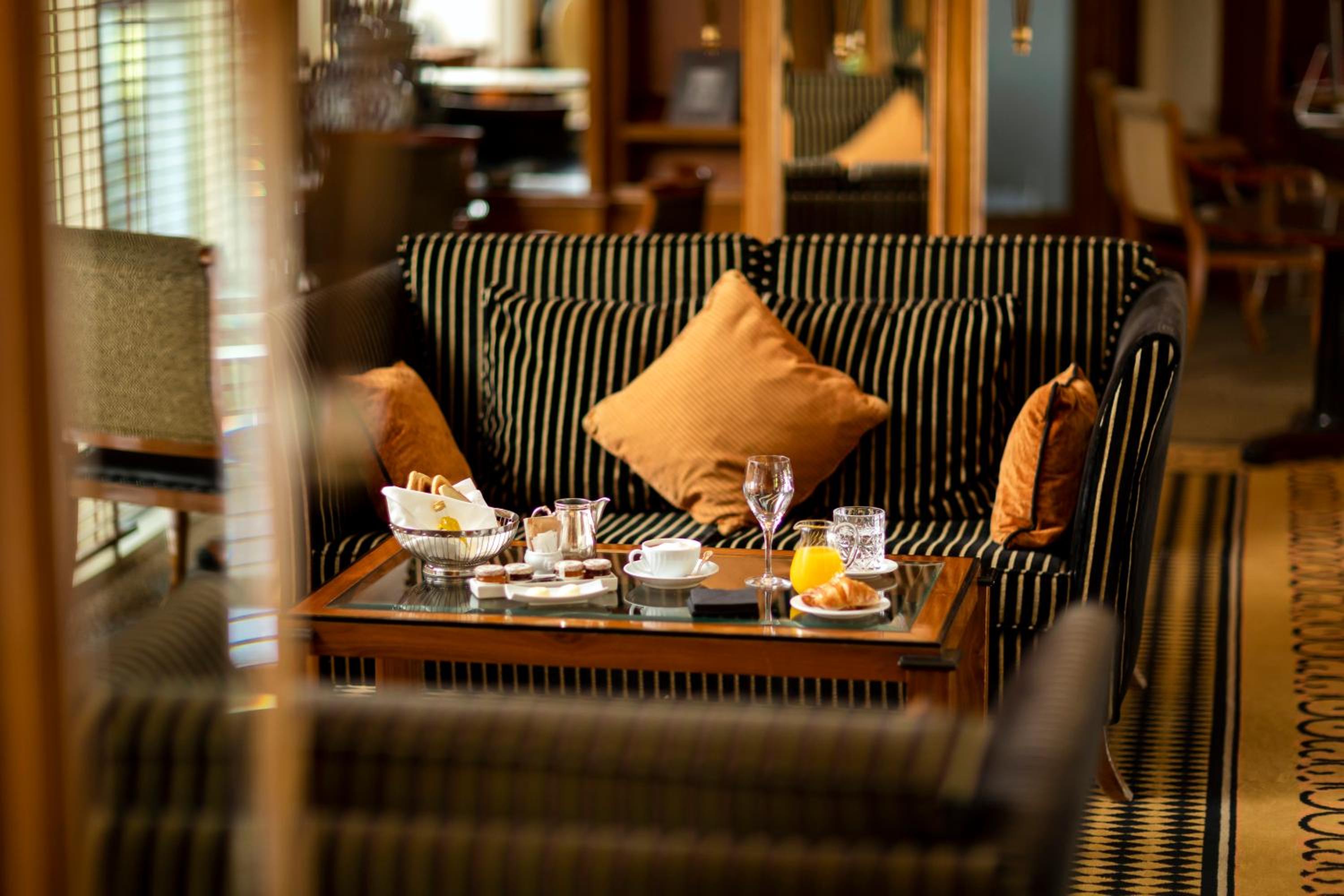 Junior King Suite with Castellana View - Club Lounge Access