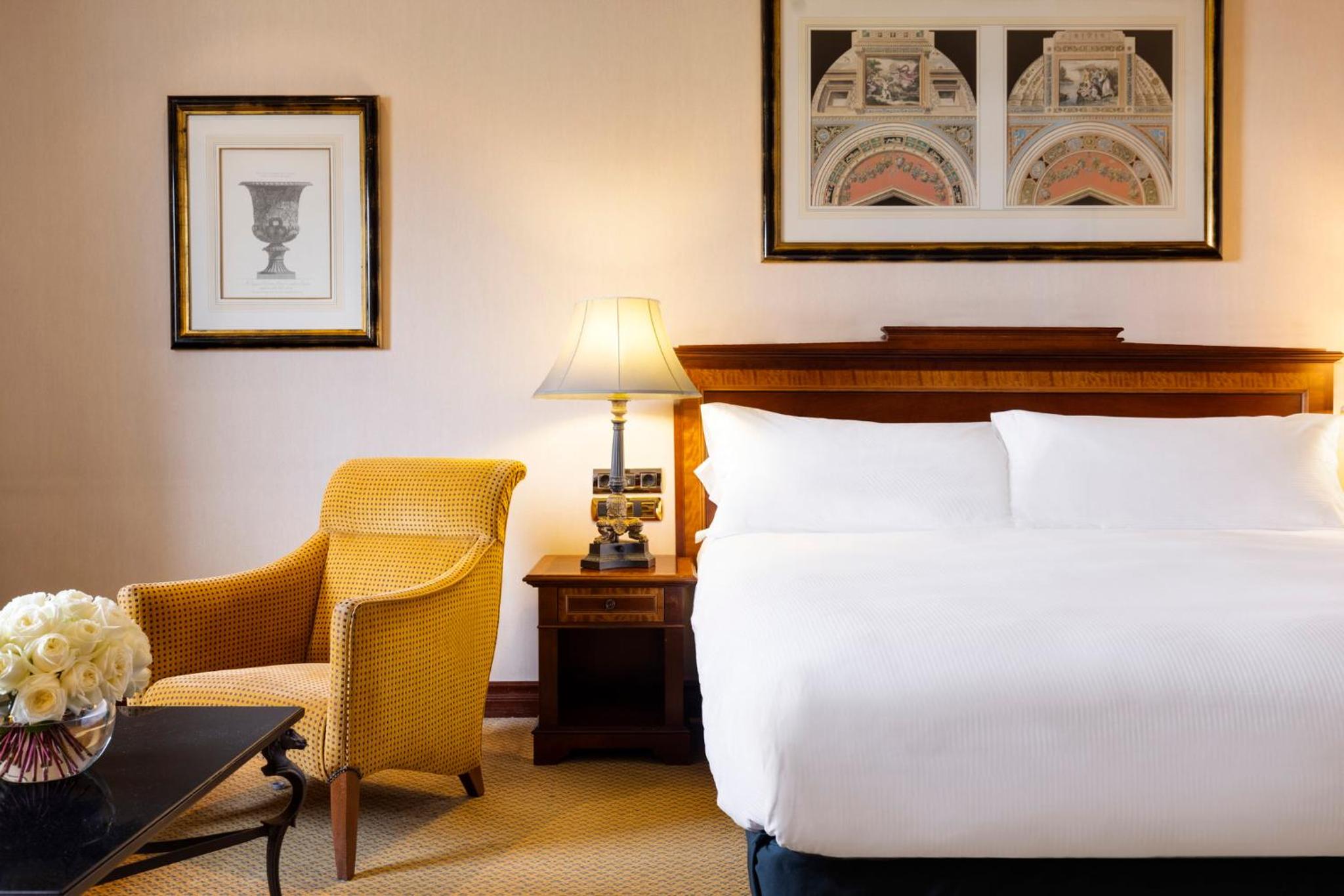 Junior King Suite with Castellana View - Club Lounge Access