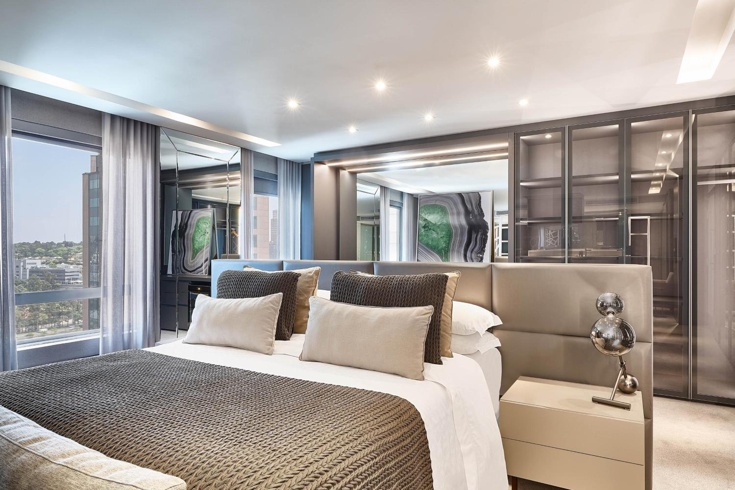 One-Bedroom Junior King Suite, City View