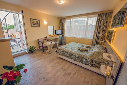 Deluxe Double Room with Balcony в Victoria