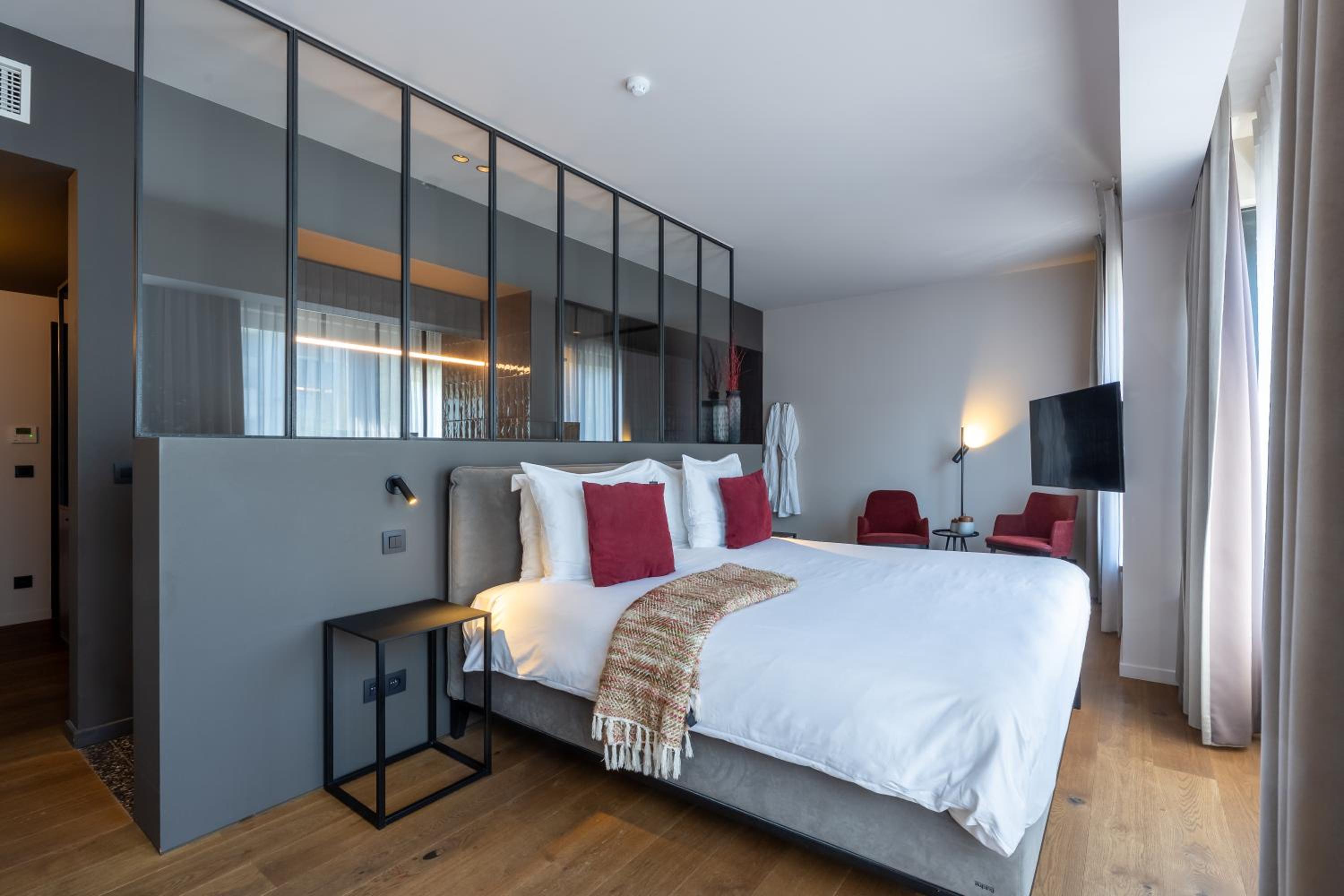 Deluxe Room with Bathtub and Rain Shower