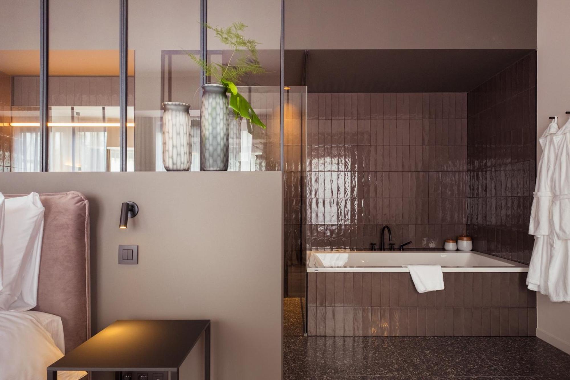 Deluxe Room with Bathtub and Rain Shower