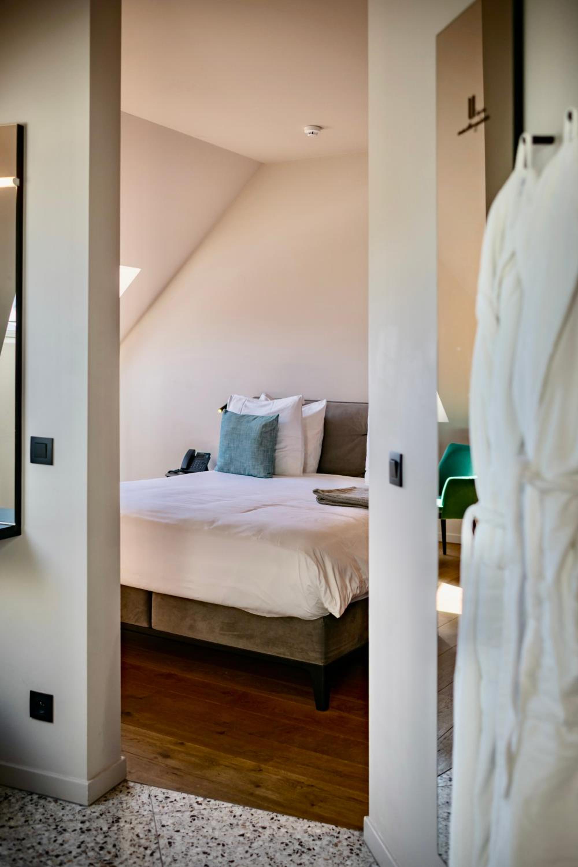 Deluxe Room with Bathtub and Rain Shower