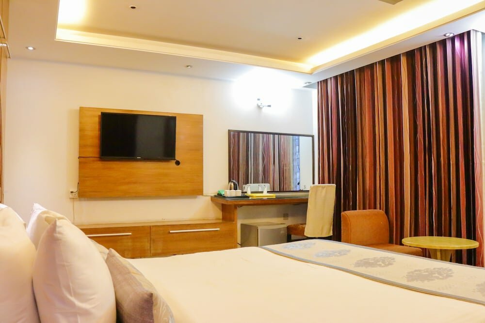 Standard Double Room, 1 Queen Bed, Smoking, City View