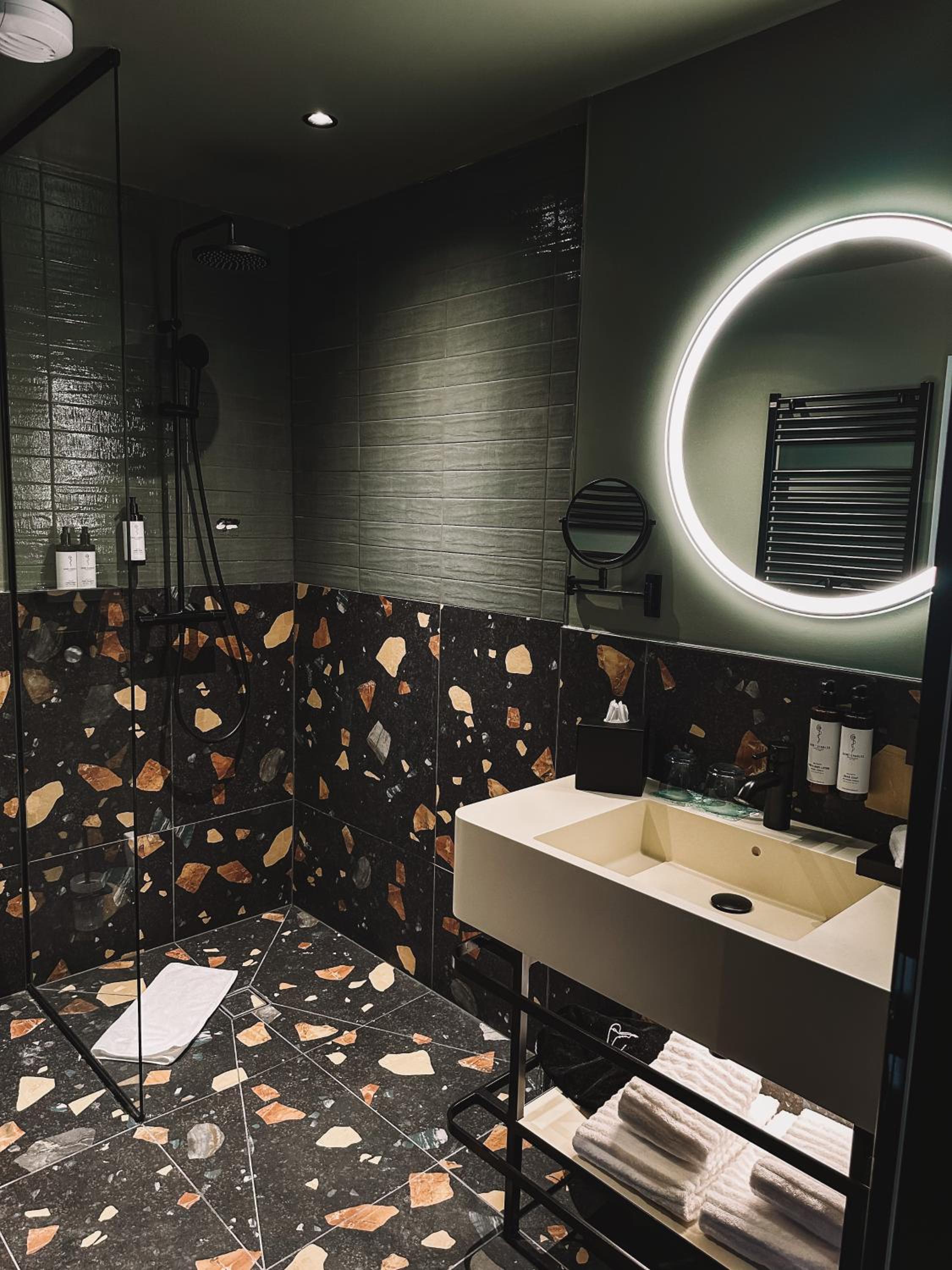 Superior King Room with View