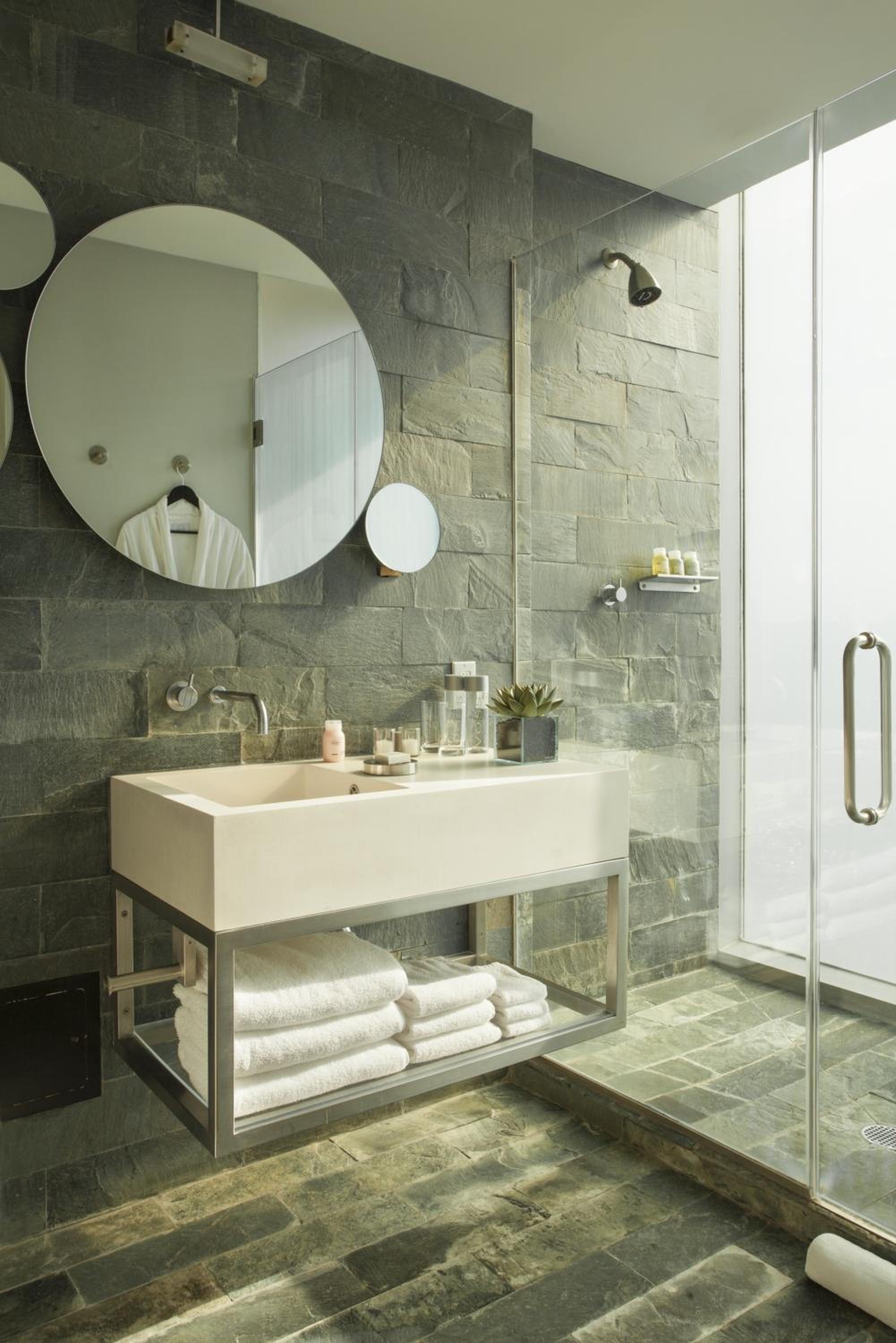 High Floor, King Room with Tub, Balcony