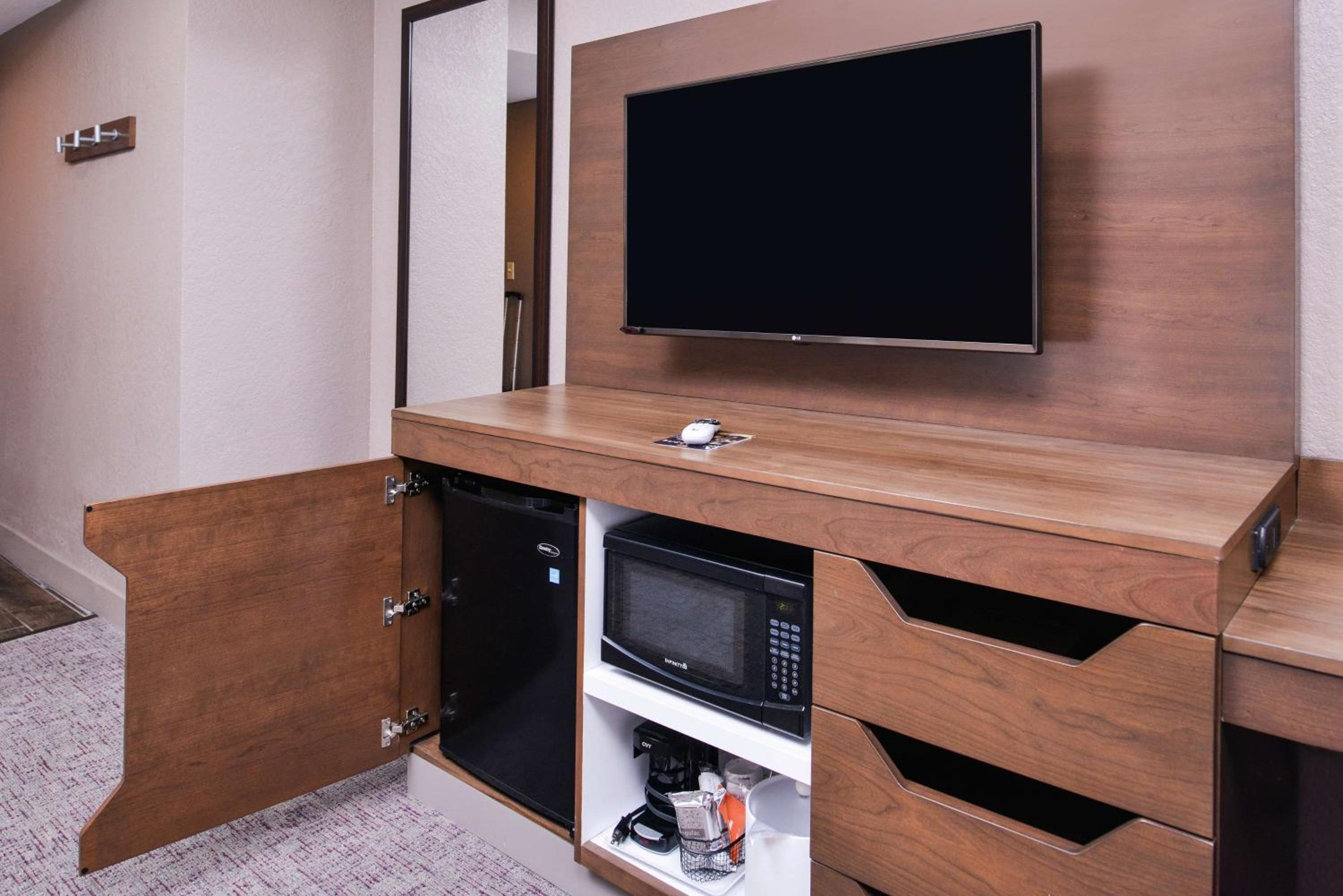 King Room with King Bed - Non-Smoking