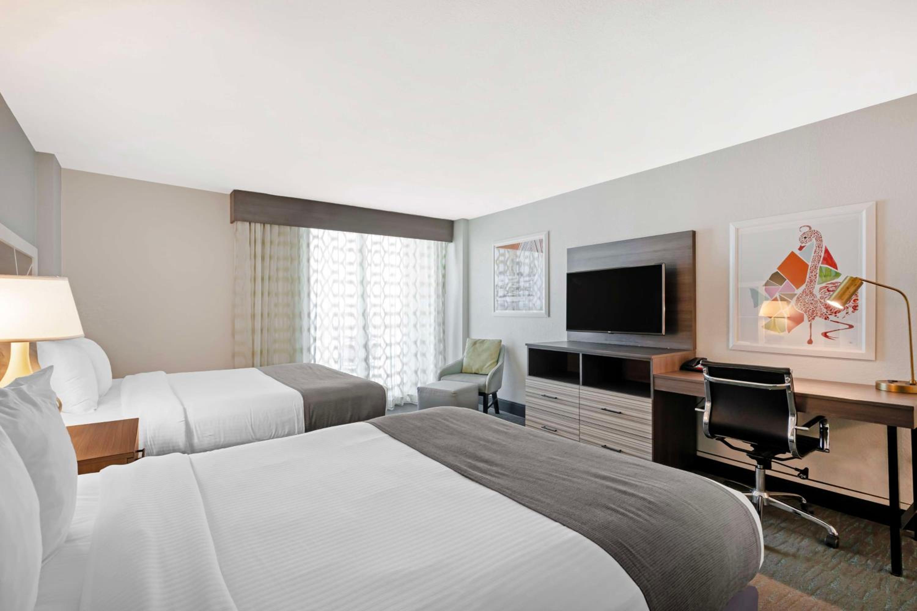 Queen Room With Two Queen Beds City View - Non-Smoking