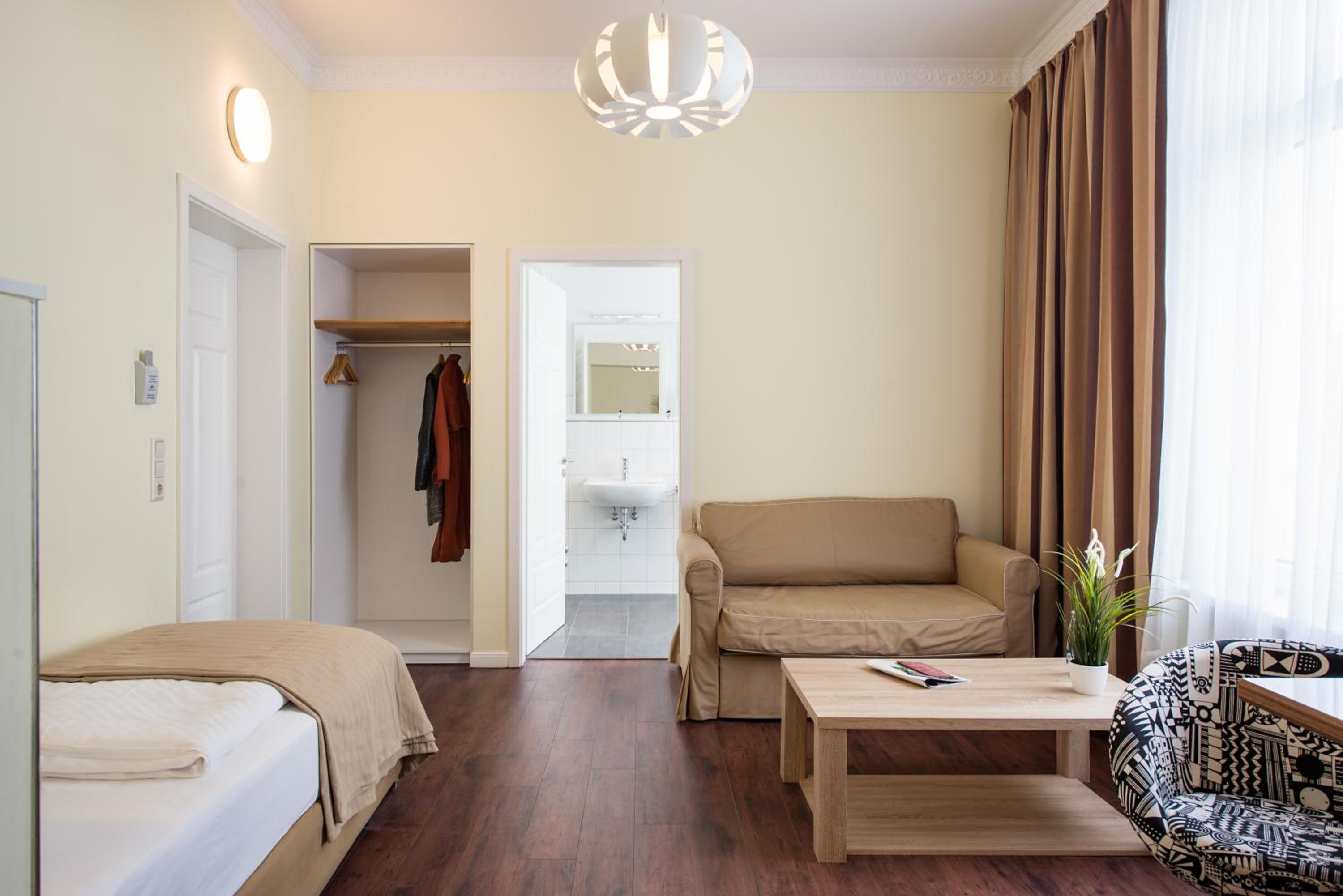 Family Room (3 Adults)